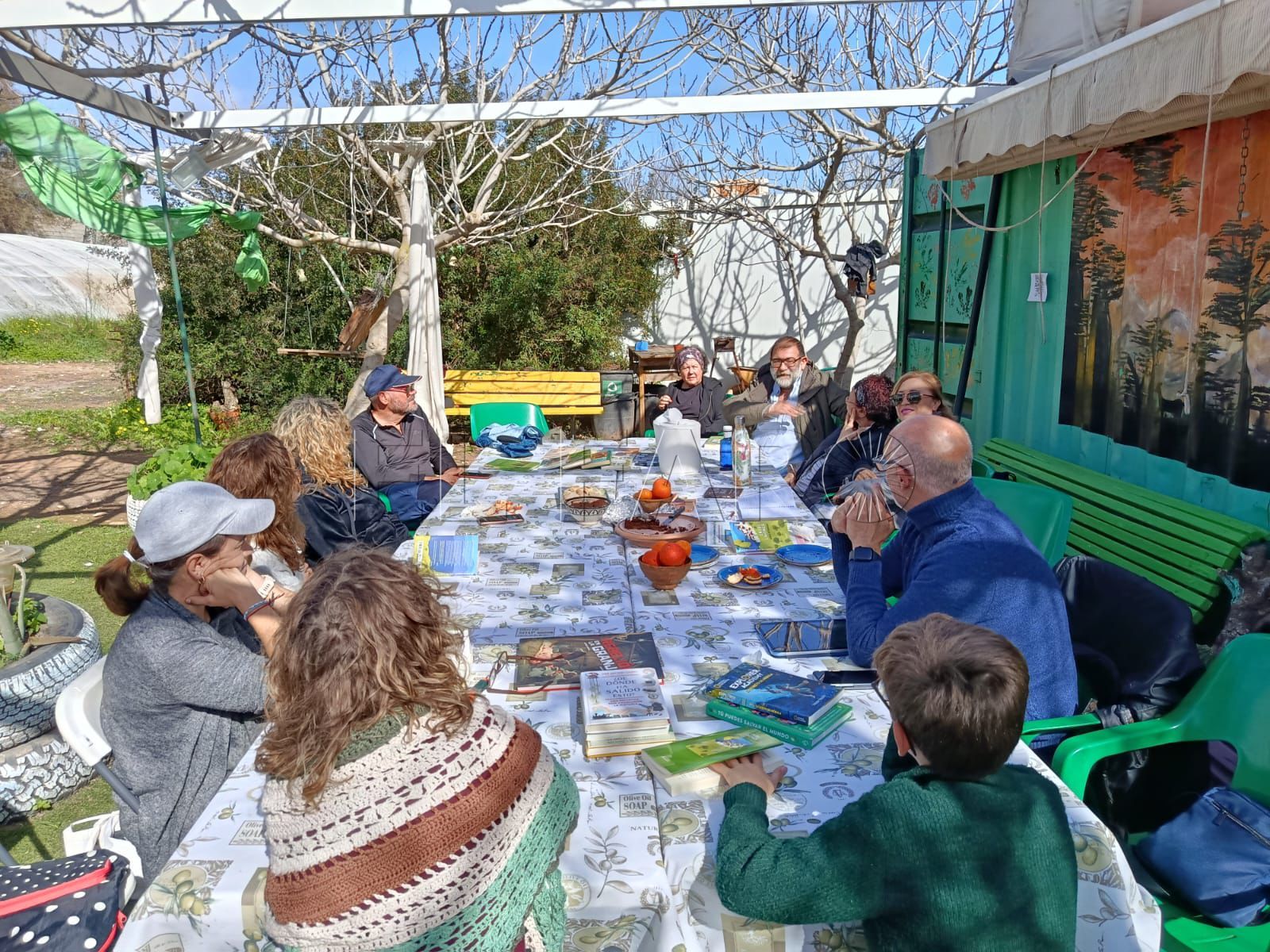 Club de Lectura Medioambiental de Guelaya reunidos en el vivero durante uno de sus encuentros. -Cedida por Juan M. Casamitjana Zamora -