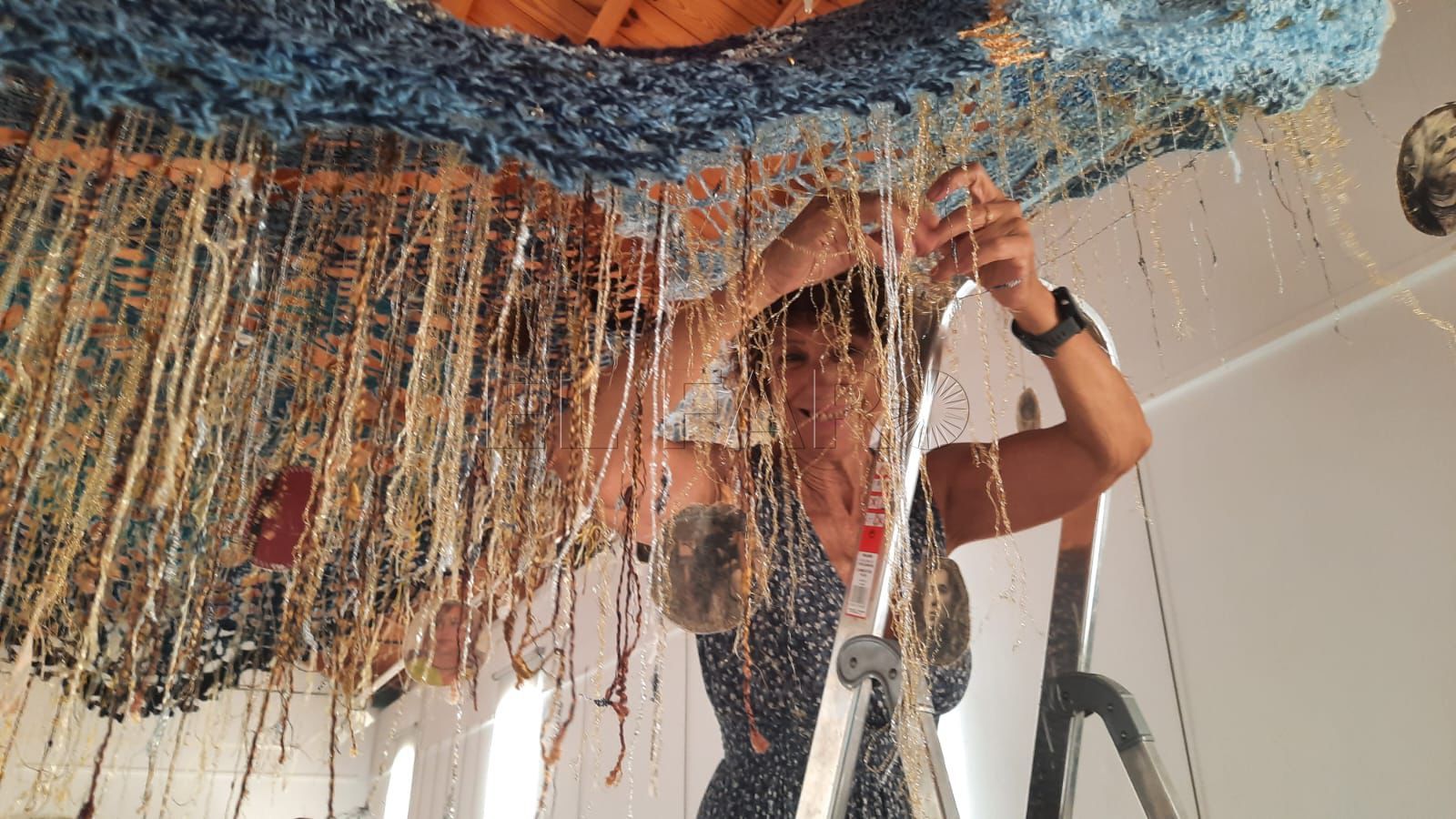 Carmen Ruano convierte hilo y memoria en un viaje artístico por las mujeres de la historia