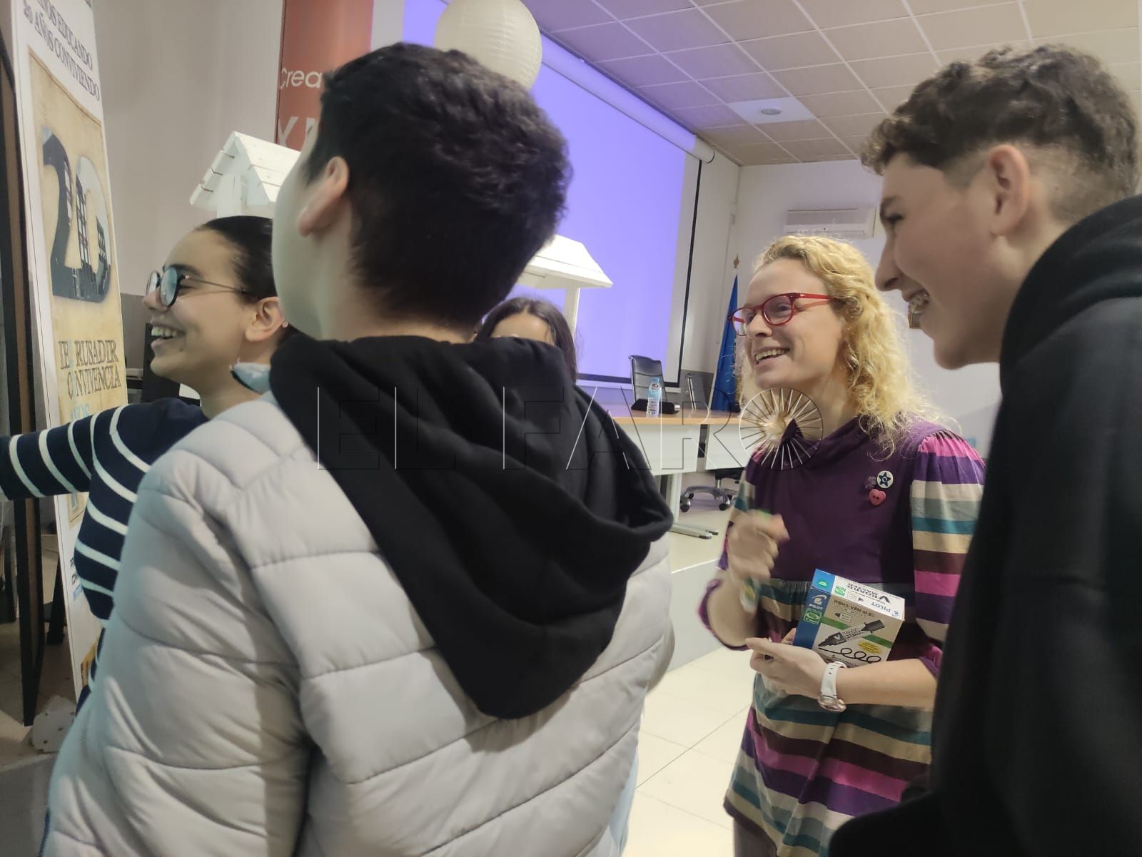 La profesora de Didáctica de la Matemática, Verónica Albanese, junto a uno de los grupos de estudiantes del IES Rusadir. -AGC-