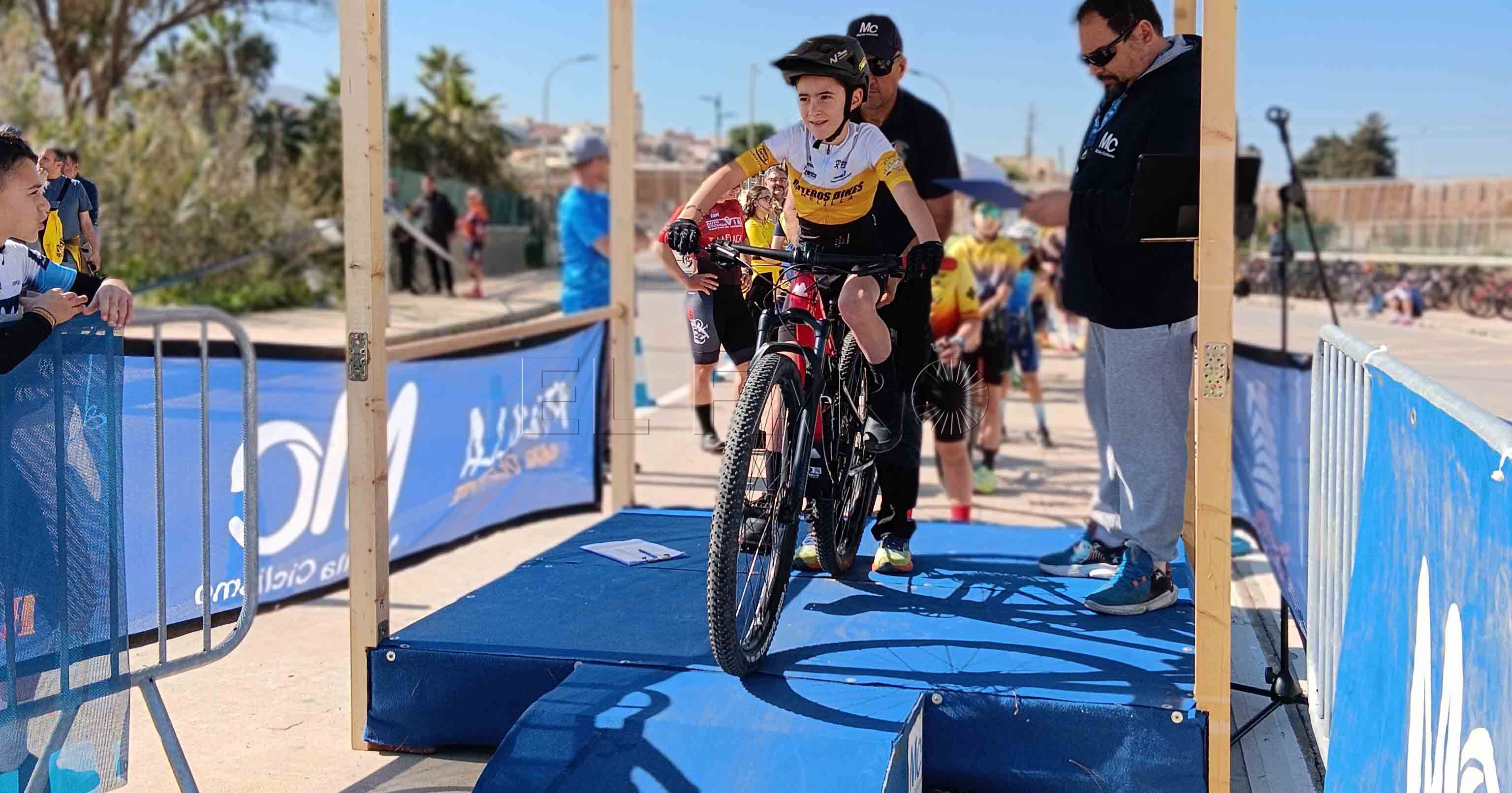Ester Calzado y Luismi Ruiz, primeros líderes del Autonómico de ciclismo en carretera
