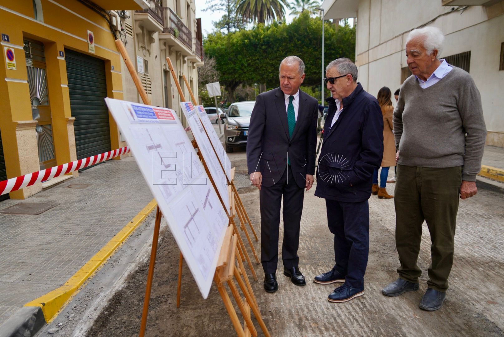 El consejero de Fomento, Miguel Marín, supervisando el plan de asfaltado. Foto:cedida