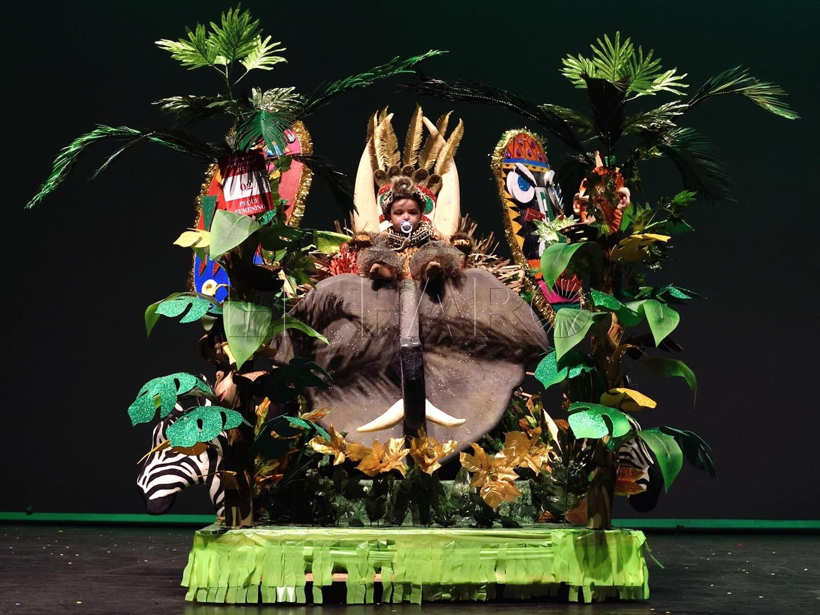 La familia García transforma cada disfraz de carnaval en una historia narrada entre tejidos