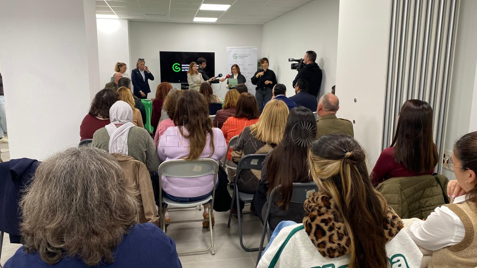 Lectura del manifiesto en la sede de la AECC en Melilla