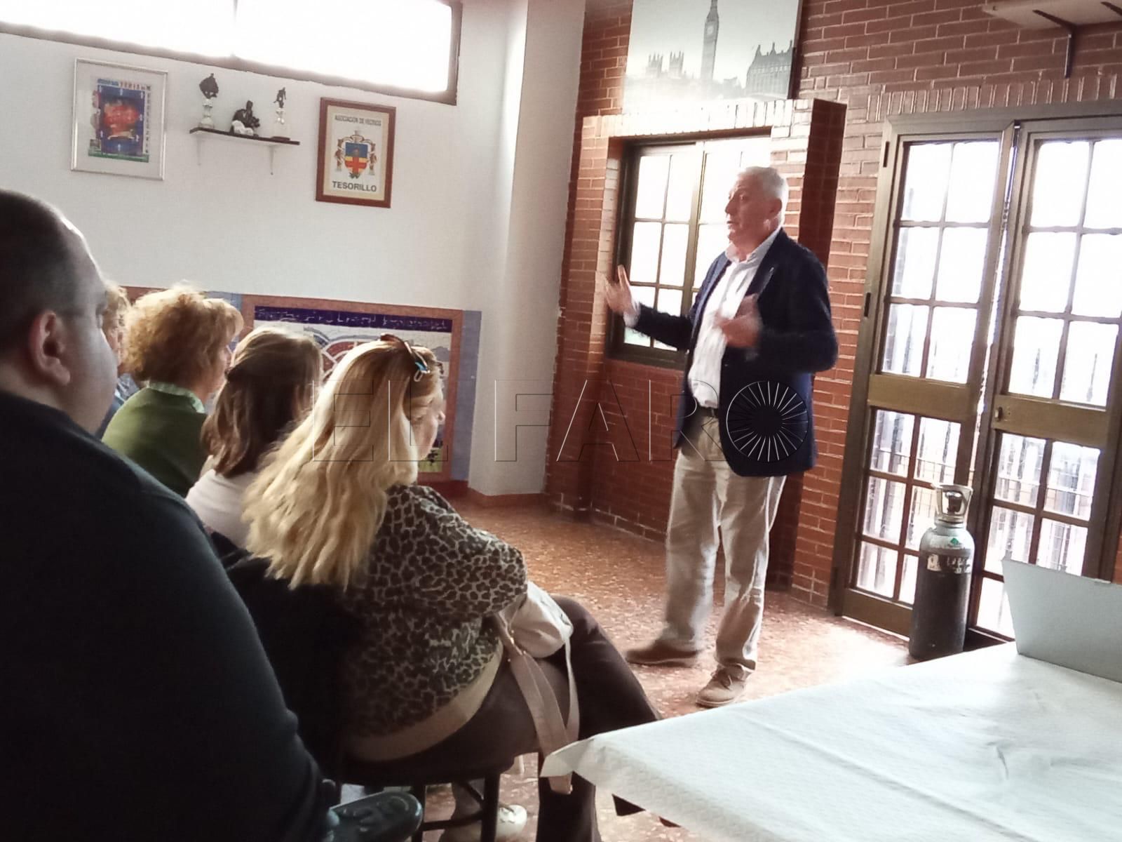 La conferencia sobre el ciclo del agua reúne a vecinos de Tesorillo