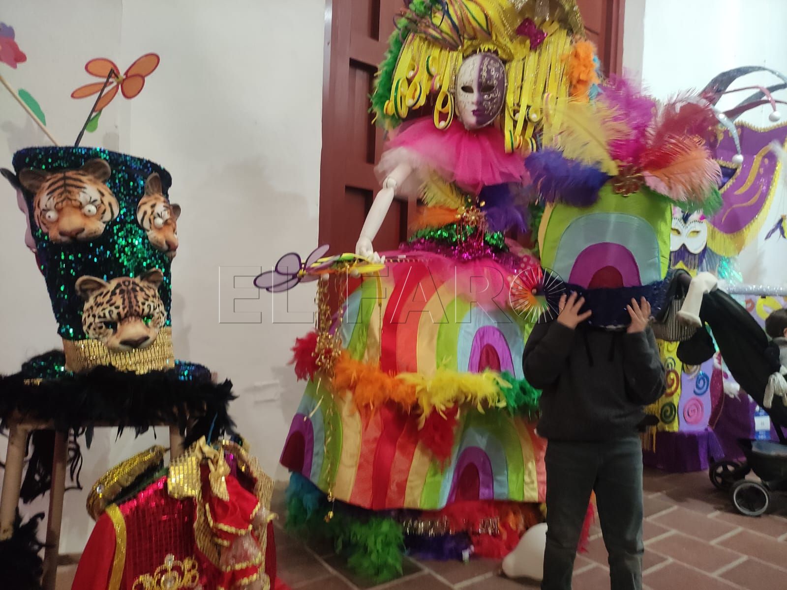 Uno de los niños que asistieron a la chocolatada probándose uno de los disfraces de la exposición. -AGC-