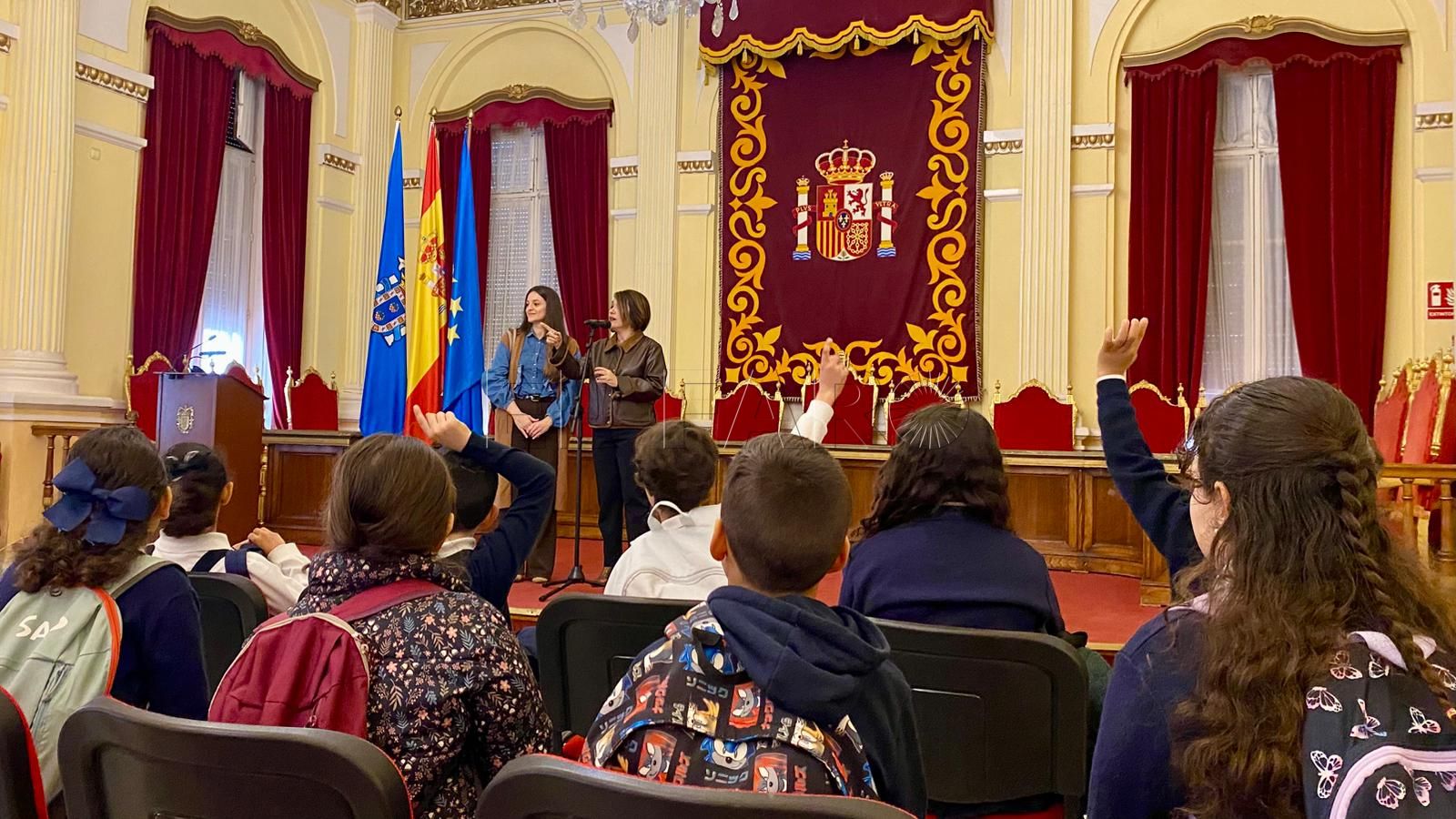Alumnos del CEIP Constitución visitan por primera vez el Palacio de la Asamblea de Melilla