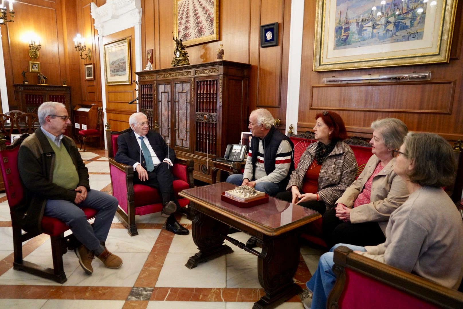 Juan José Imbroda recibe a la nueva Junta de Gobierno de la Divina Pastora