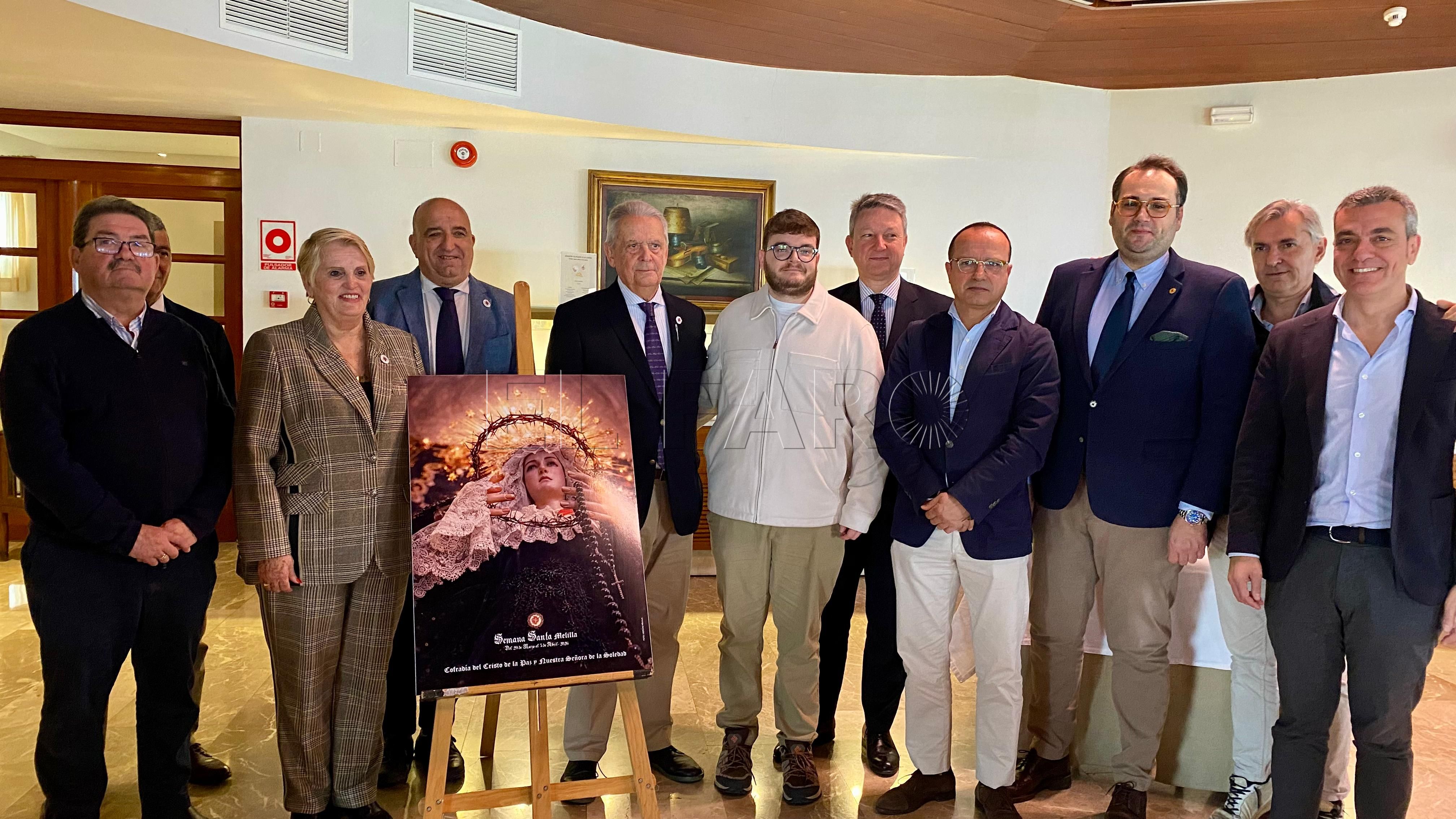 Junta de Gobierno de la cofradía de la Soledad con la autora de su cartel de la Semana Santa
