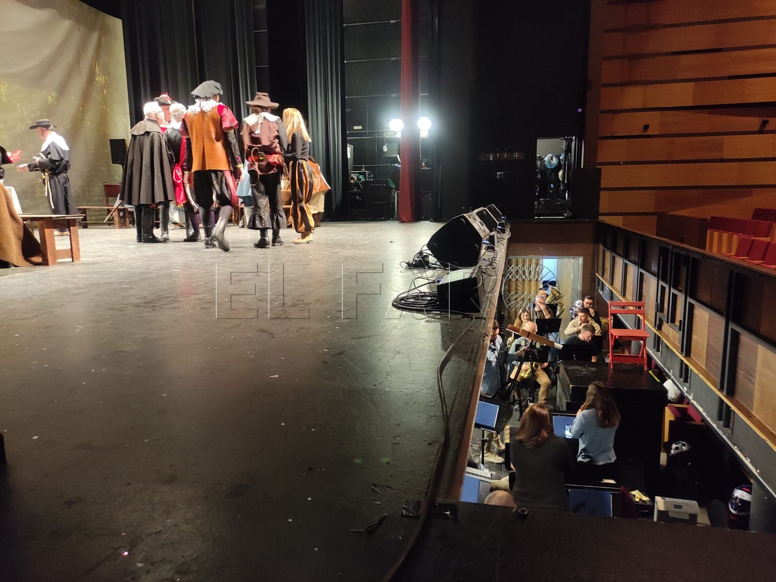 Ensayo general de la obra musical dirigida por Paco Casaña en el Teatro Kursaal Fernando Arrabal. -AGC-