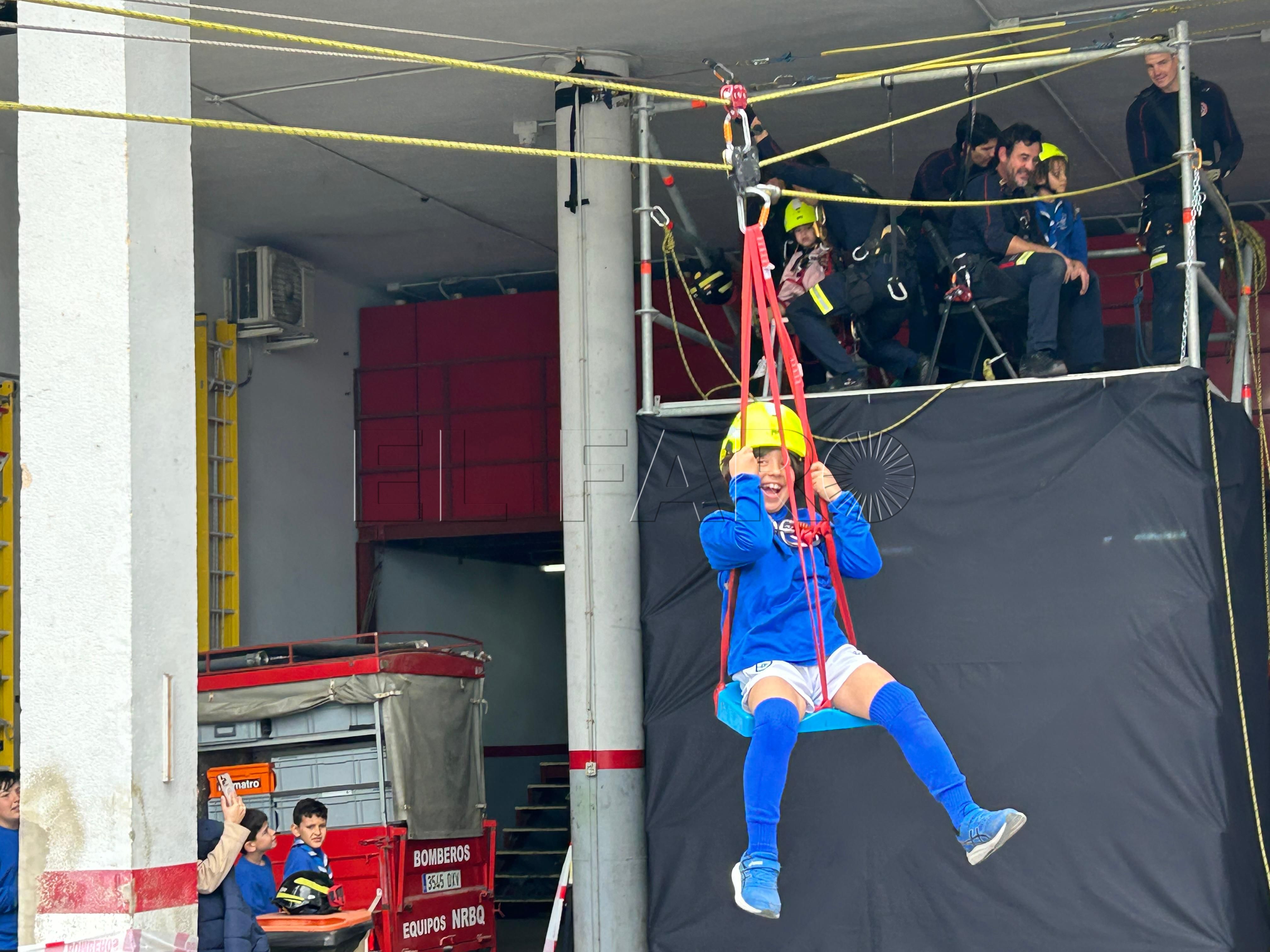 El Parque de Bomberos abre sus puertas a más de 700 niños para mostrar su trabajo diario