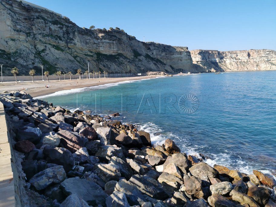 La Guardia Civil salvó la vida de un ciclista en la playa de Horcas Coloradas.