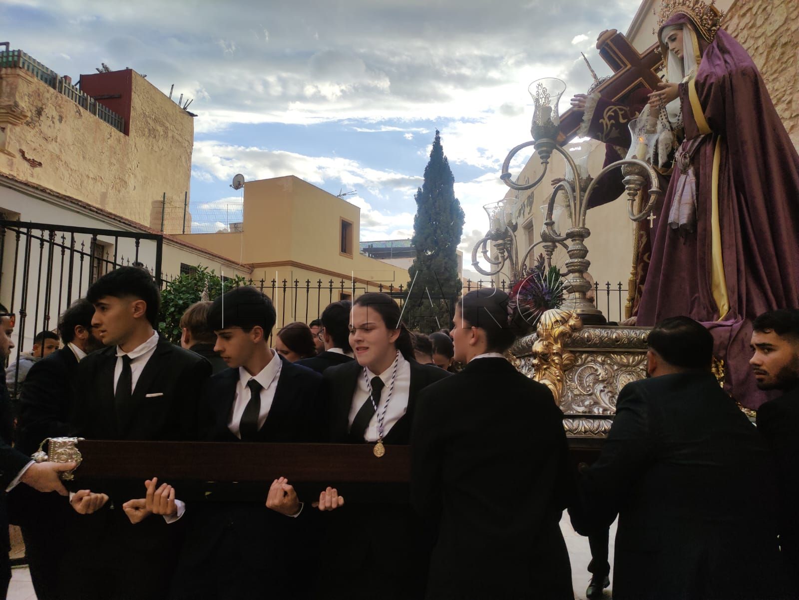 Traslado de la Cofradía Nazareno a la salida de la parroquia la Purísima Concepción en Melilla la Vieja. -AGC-