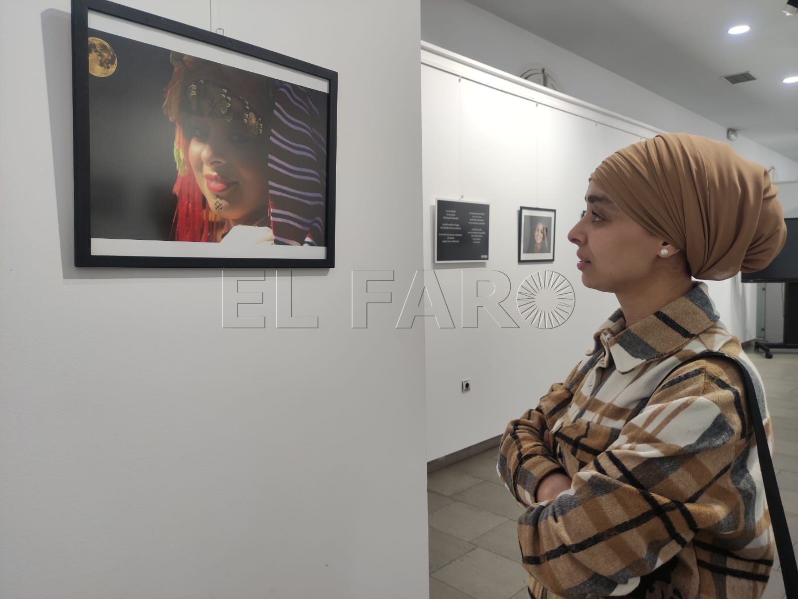 Sara observando su propio retrato en la sala de exposiciones de la Uned. -AGC-