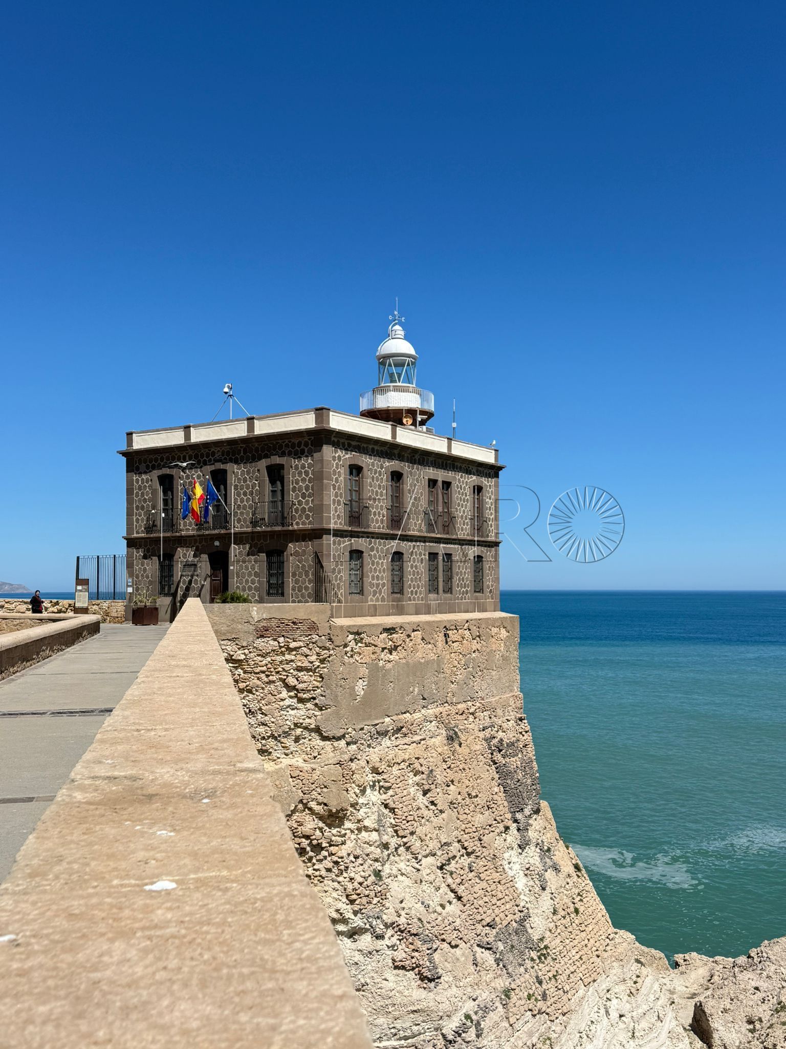 Un vigilante de seguridad auxilia a un menor en apuros en la playa de Trápana