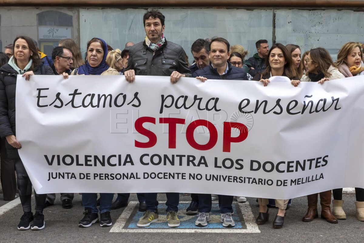 MELILLA, 04/03/2026.- Un centenar y medio de profesores se concentran este miércoles frente a la Dirección Provincial del Ministerio de Educación en Melilla para exigir respeto hacia ellos y a la convivencia en los centros educativos, en cuyos entornos han pedido presencia policial después de que se hayan producido varios casos de agresiones contra profesores. Un centenar y medio de profesores se han concentrado este miércoles para exigir respeto hacia ellos y a la convivencia en los centros educativos, en cuyos entornos han pedido presencia policial después de que se hayan producido varios casos de agresiones contra profesores. EFE/ Giner