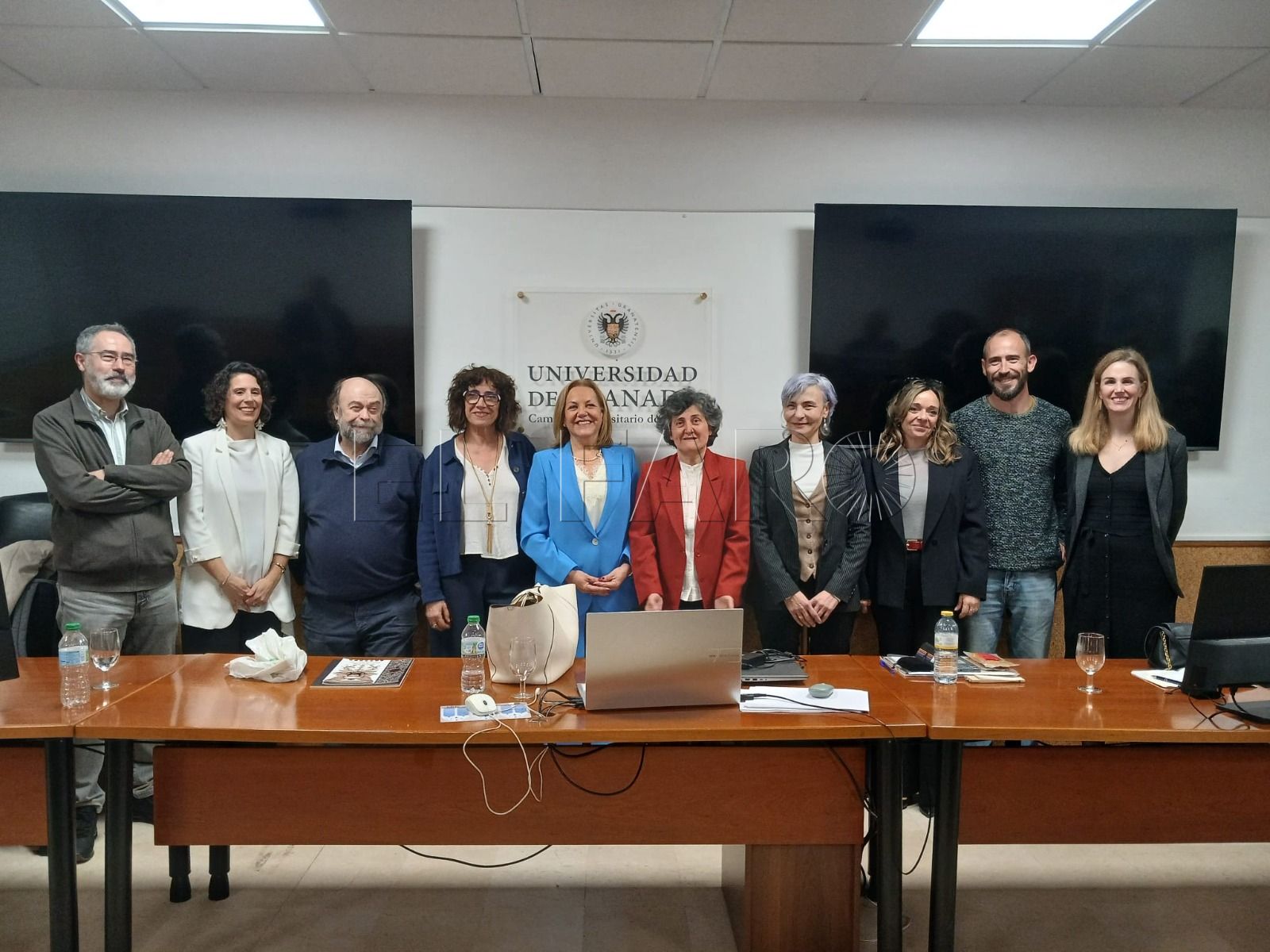 Alicia Benarroch arropada por sus allegados en la defensa de su cátedra.