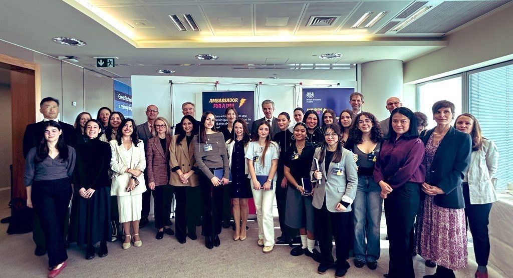 La Embajada Británica convierte a Salma El Malqui en embajadora por un día