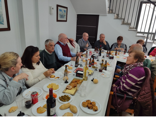 Vecinos del Casino del Real disfrutando de la comida por el Día del Padre.