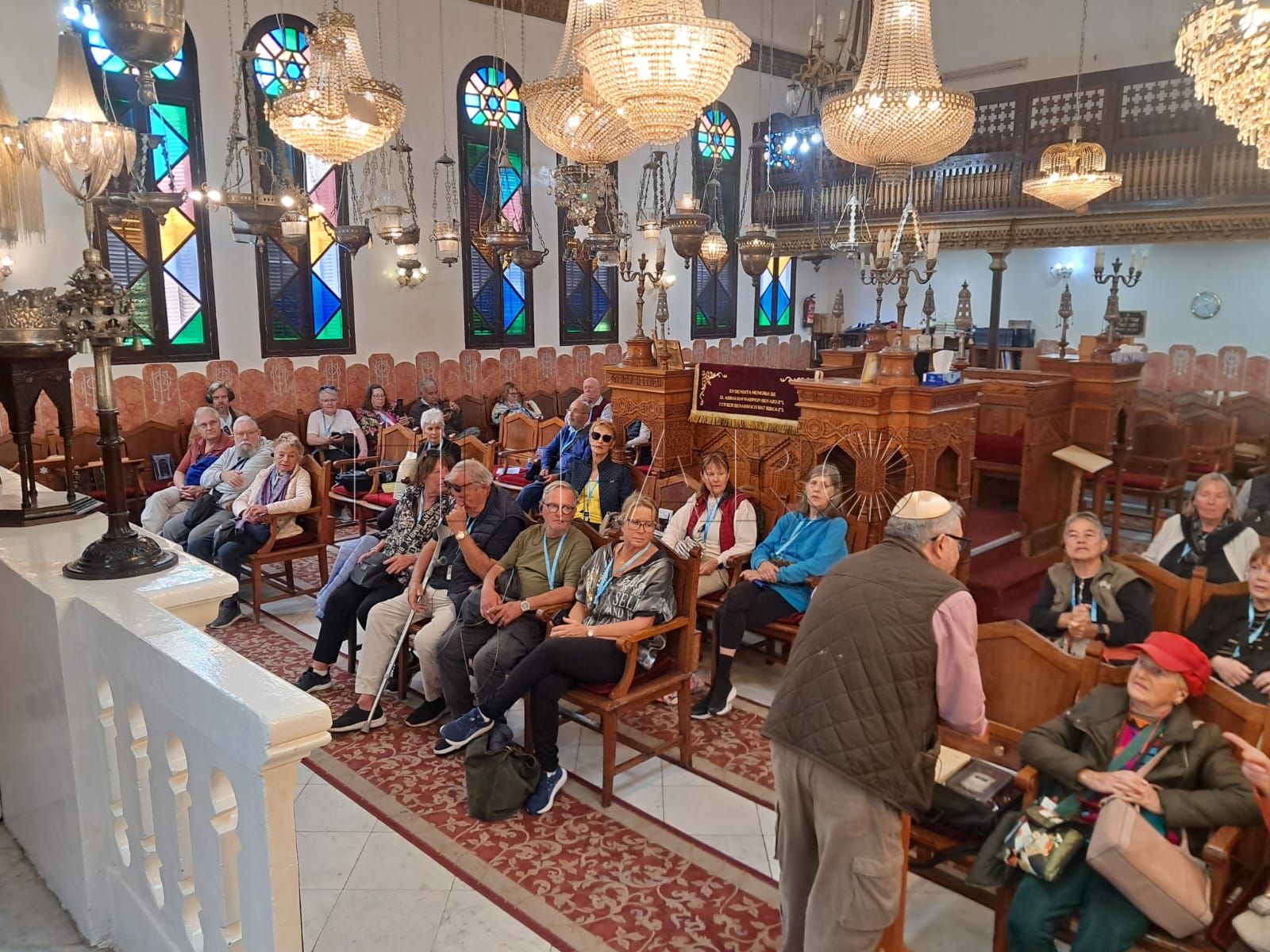 Los turistas visitando el templo judío de la ciudad.