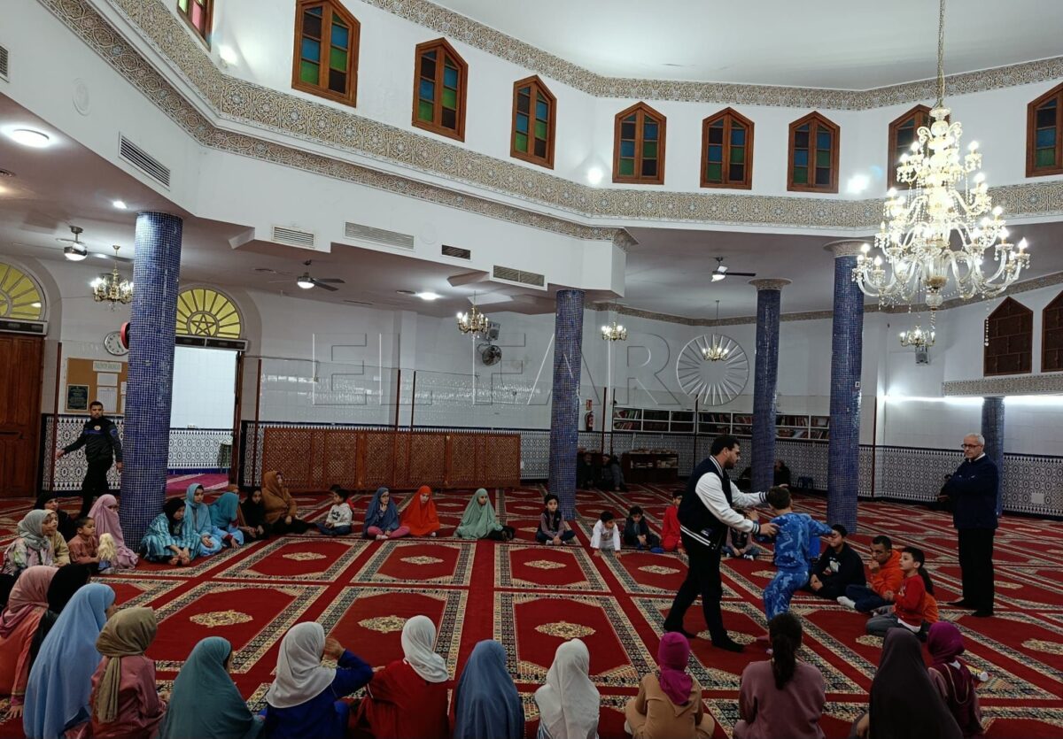 Vecinos Solidarios descubre la Mezquita Central a los más pequeños