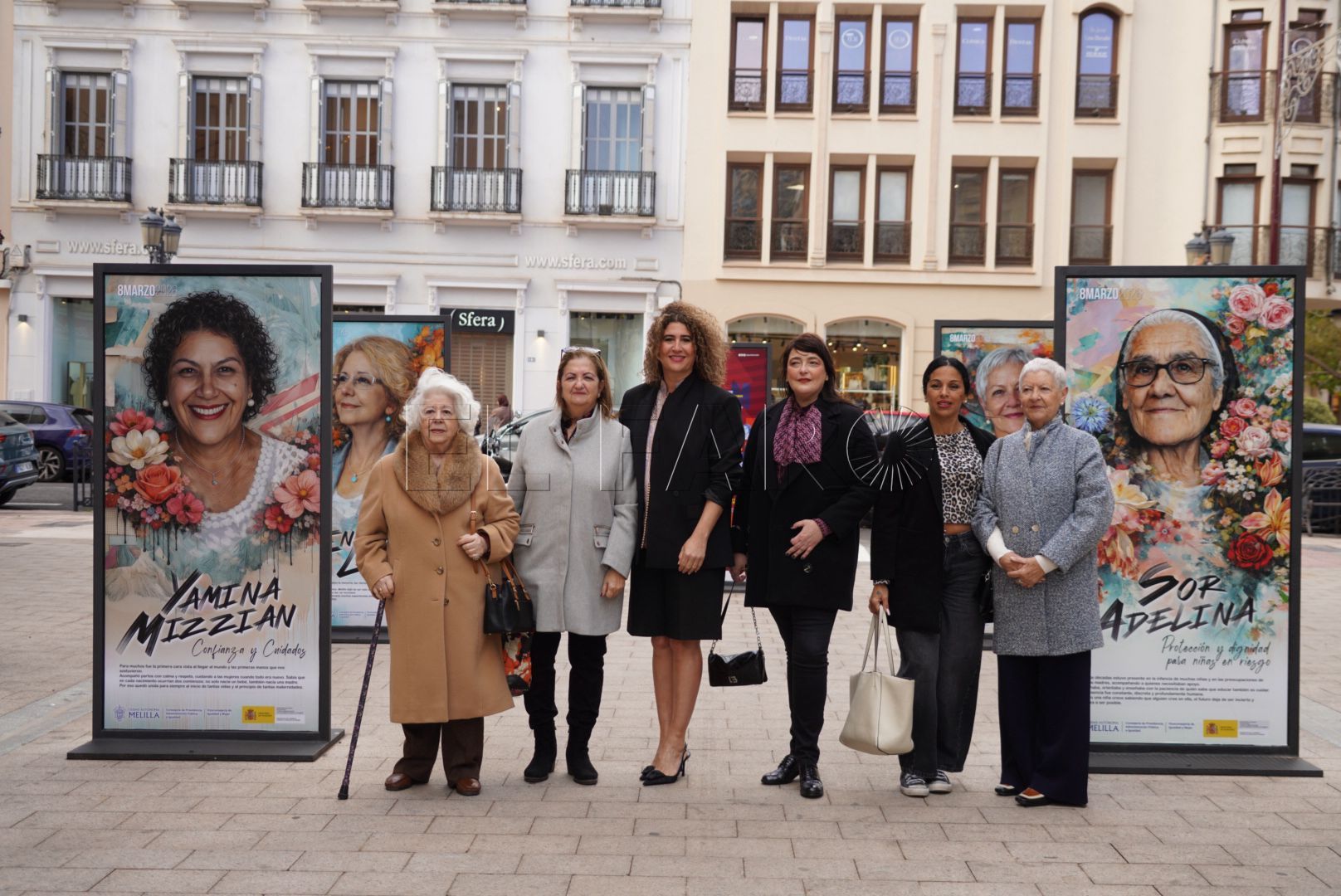 La viceconsejera de Igualdad Fadwa Abdehadj con las protagonistas y Guiomar en la inauguración de los paneles.