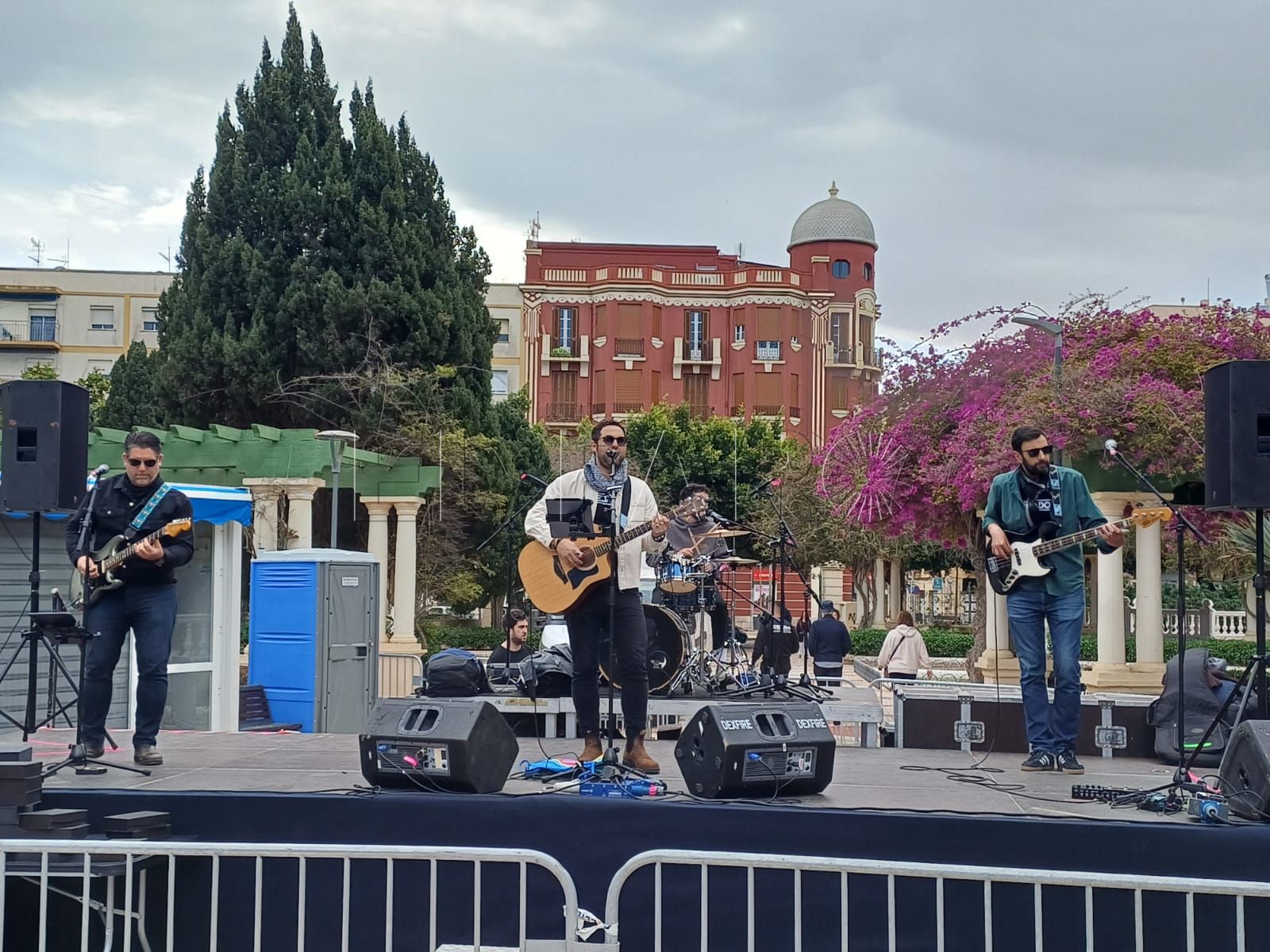 El grupo musical de pop-rock español en su actuación en el Parque Hernández al finalizar la X Carrera de la Mujer 2026. -J.M-