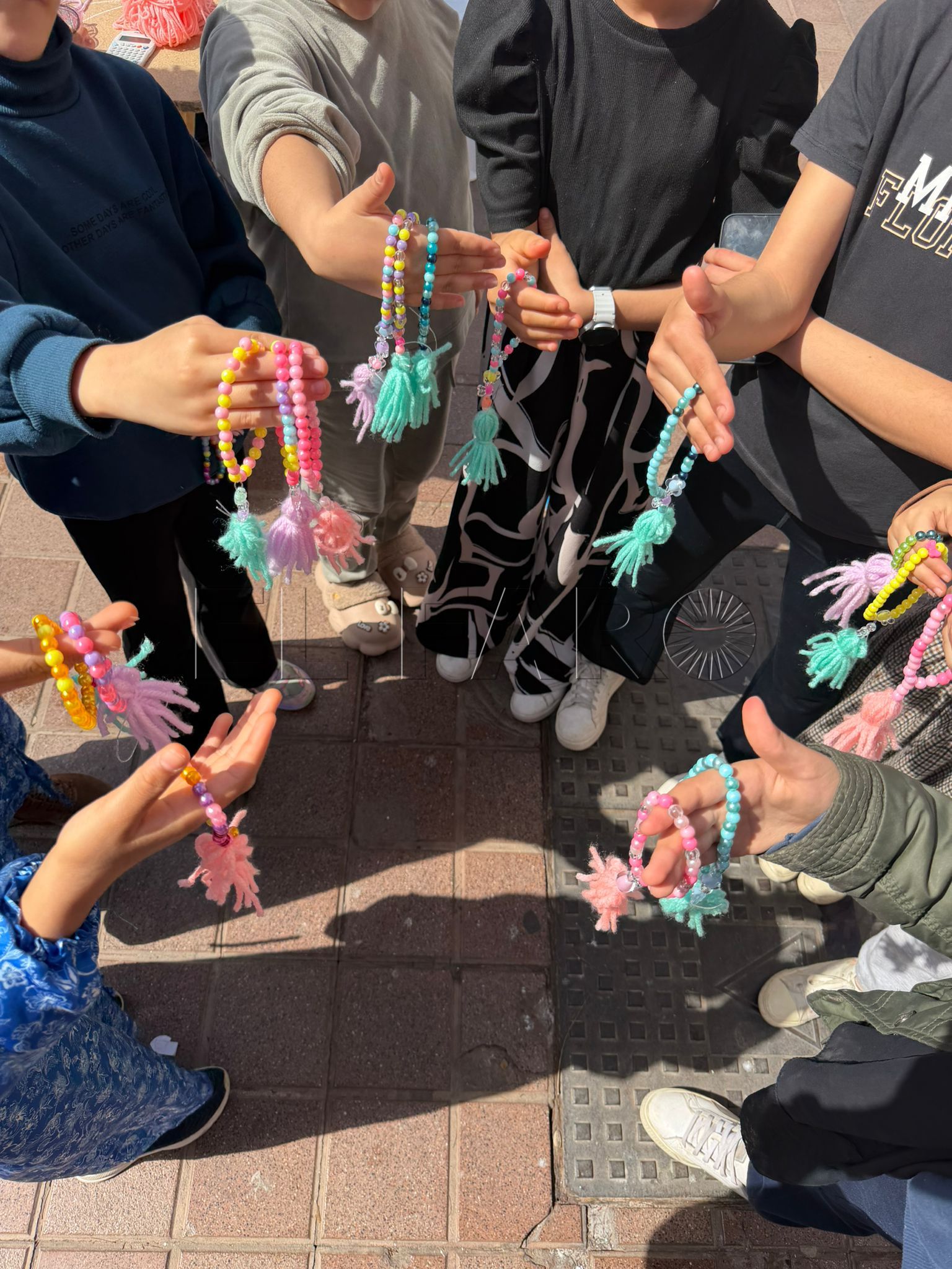 Niños en los talleres creativos de la asociación ADA mostrando sus obras finales. -Cedida por Laila Mesaud-