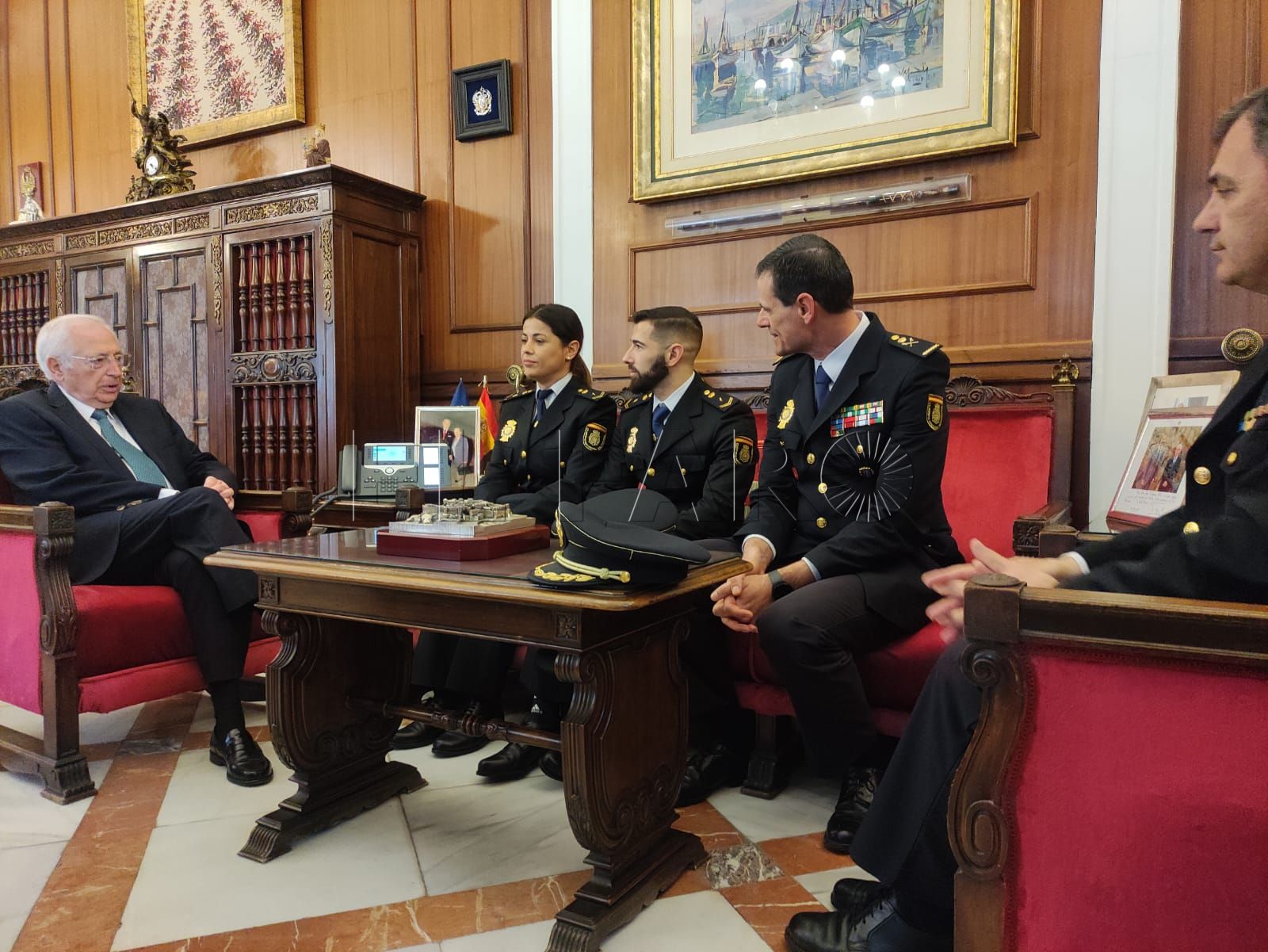 Agentes de la Policía Nacional Davinia del Pilar Osorio Mohamed y Adrián Fernández Martínez este martes en el Despacho de la Presidencia. -AGC-