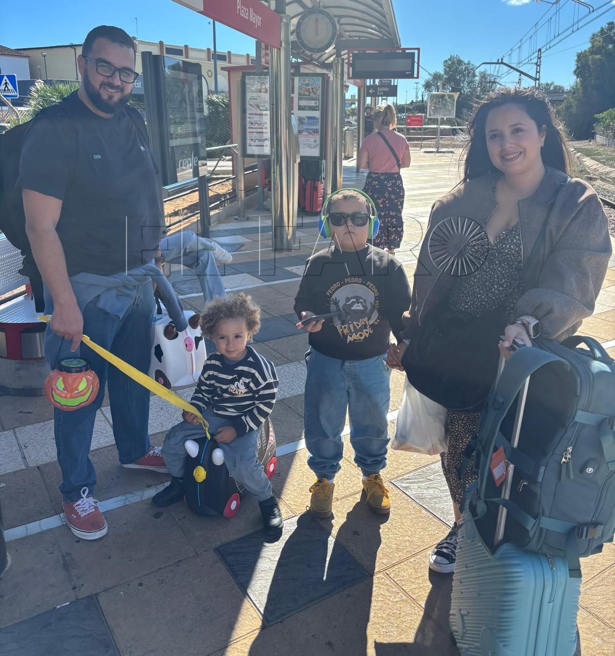 Wafa Lamtalbi, su marido y sus dos hijos en un viaje. Cedida por la familia-