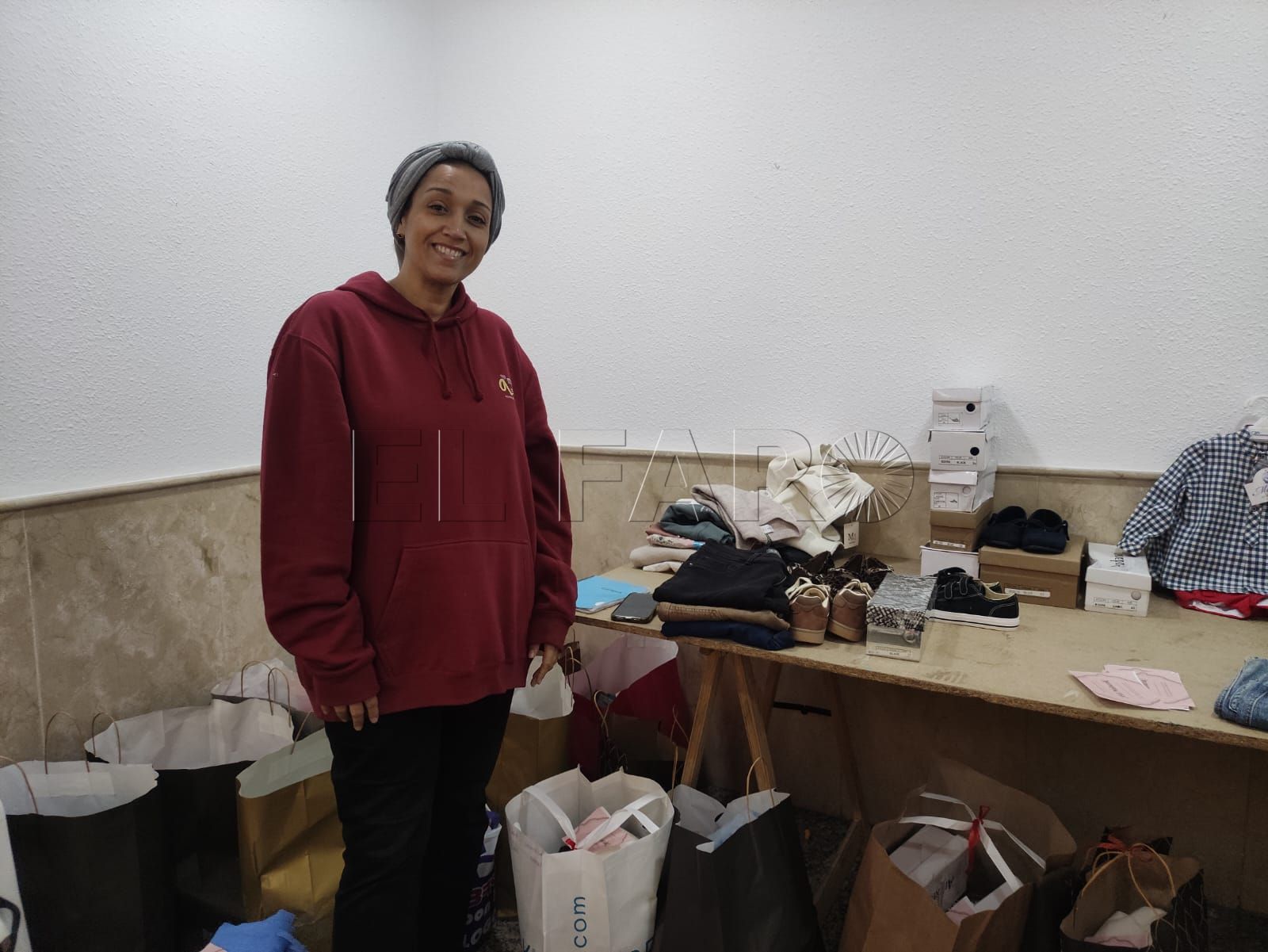 Laila Mesaud en el local cedido del Mercado Central, durante la entrega de bolsas para las familias. -AGC-