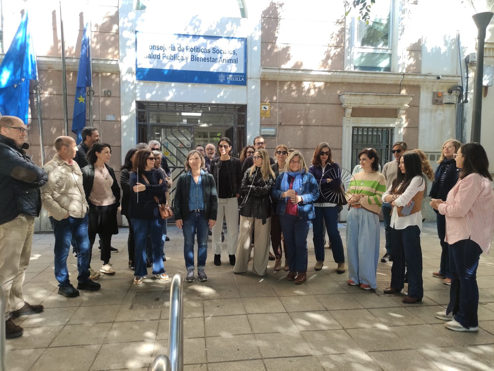 Concentración de trabajadores y trabajadoras frente a la Consejería de Políticas Sociales este lunes 16 de marzo. -AGC-