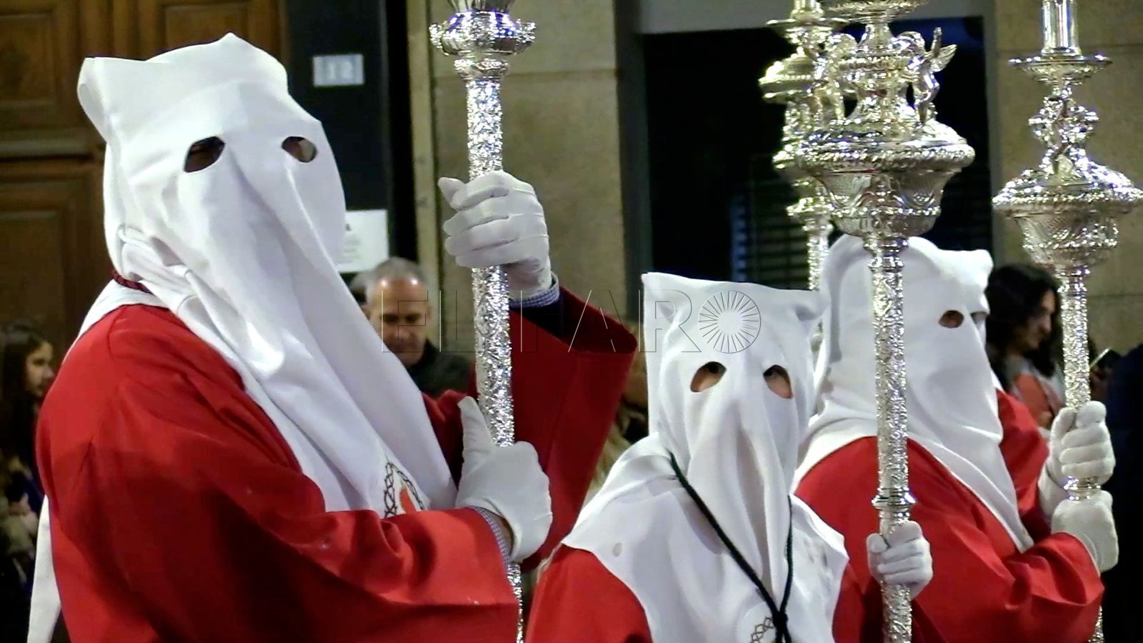 La tradición de vestir de nazareno mantiene viva la fe