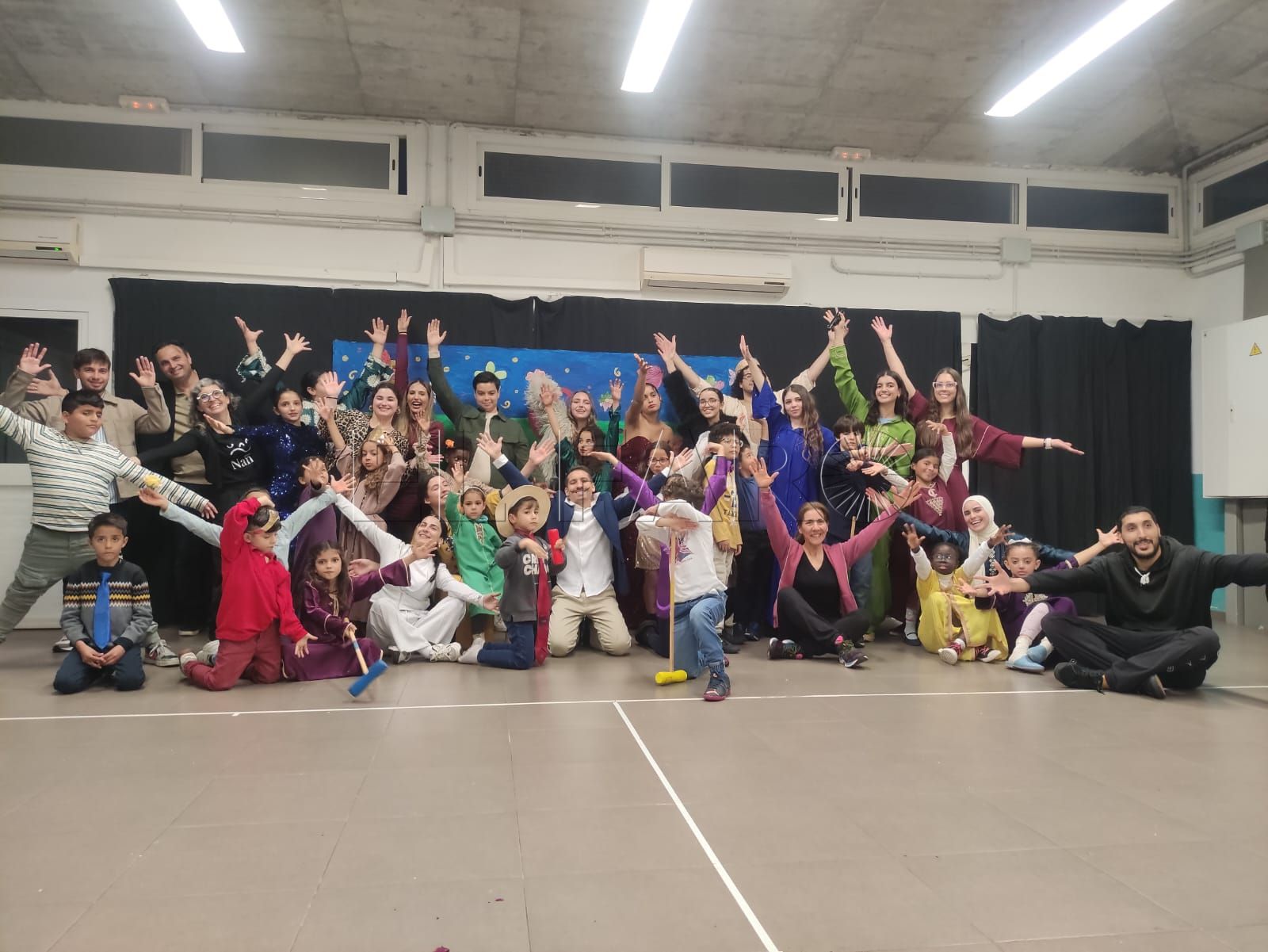 Estudiantes universitarios y el joven guitarrista Antonio, junto a niños, niñas, adolescentes y grupo de trabajo de la asociación durante la actividad del pasado miércoles. -AGC-