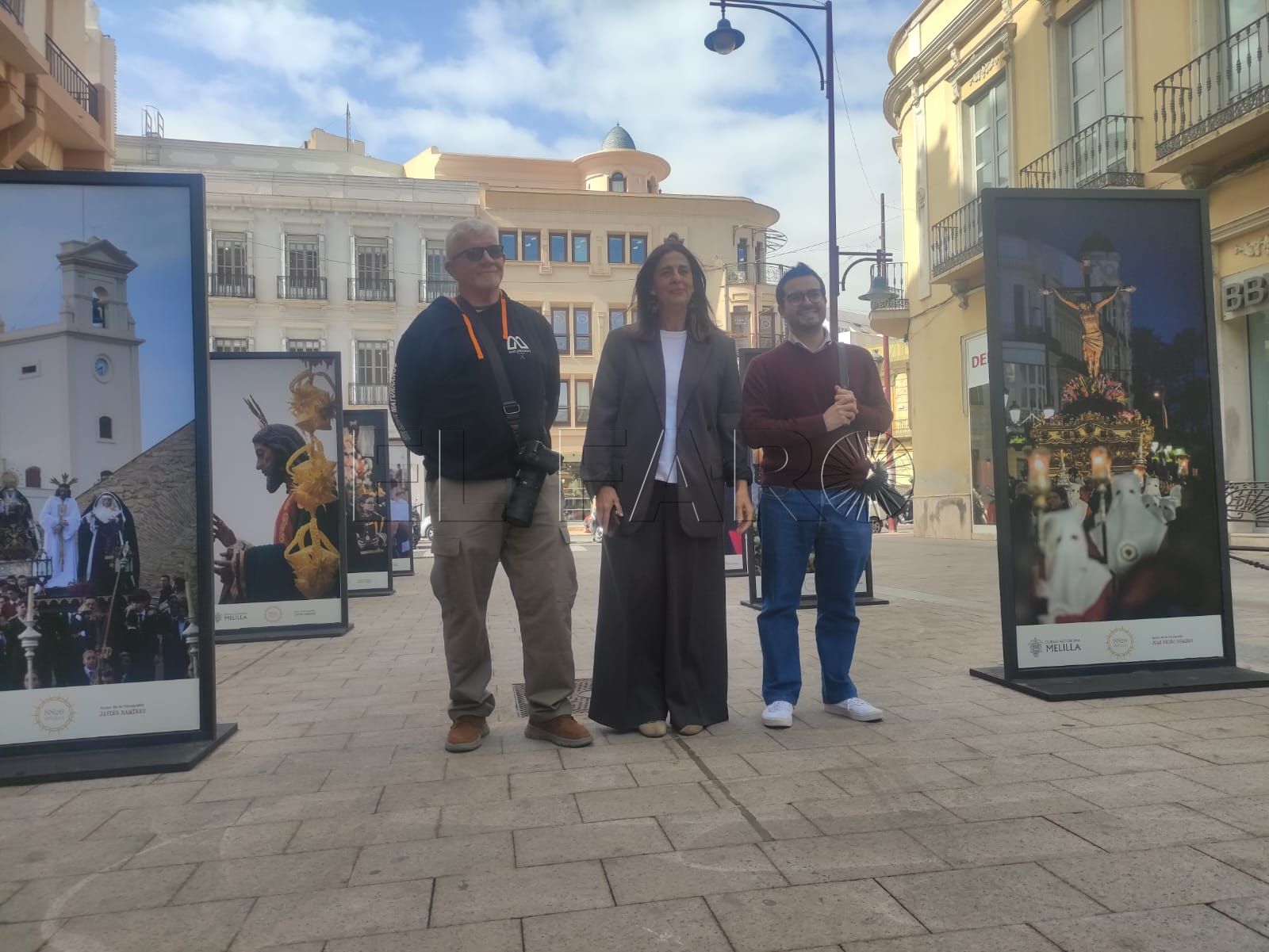 Fadela Mohatar junto a dos de los fotógrafos que participan en la muestra fotográfica:  Jose Manuel Giner y Javier Ramírez. -AGC-