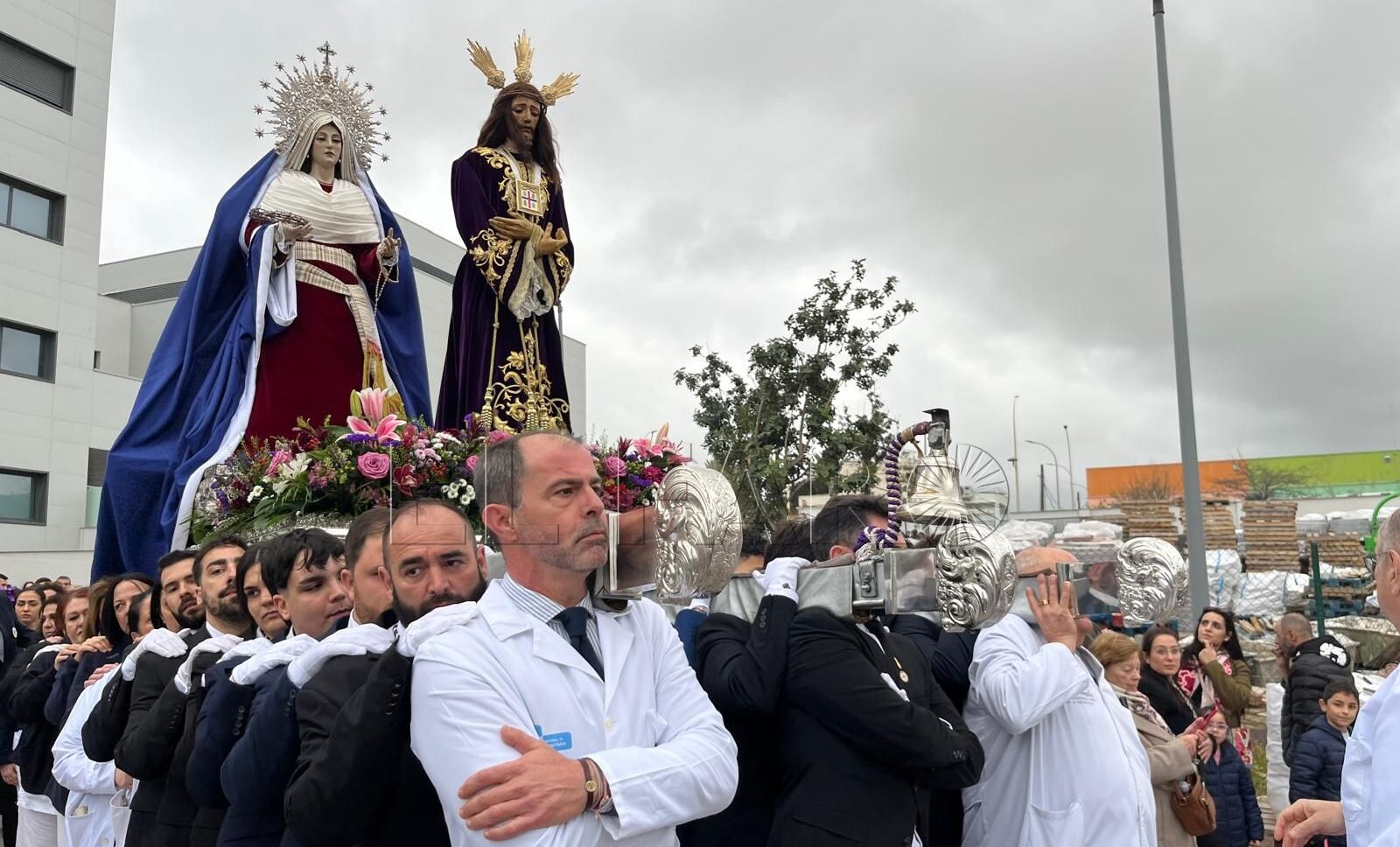 Una marea de devotos sigue al Cautivo y a la Virgen del Rocío en su traslado