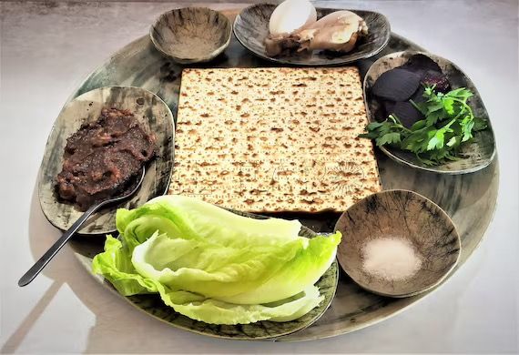 El plato del seder con los alimentos simbólicos.
