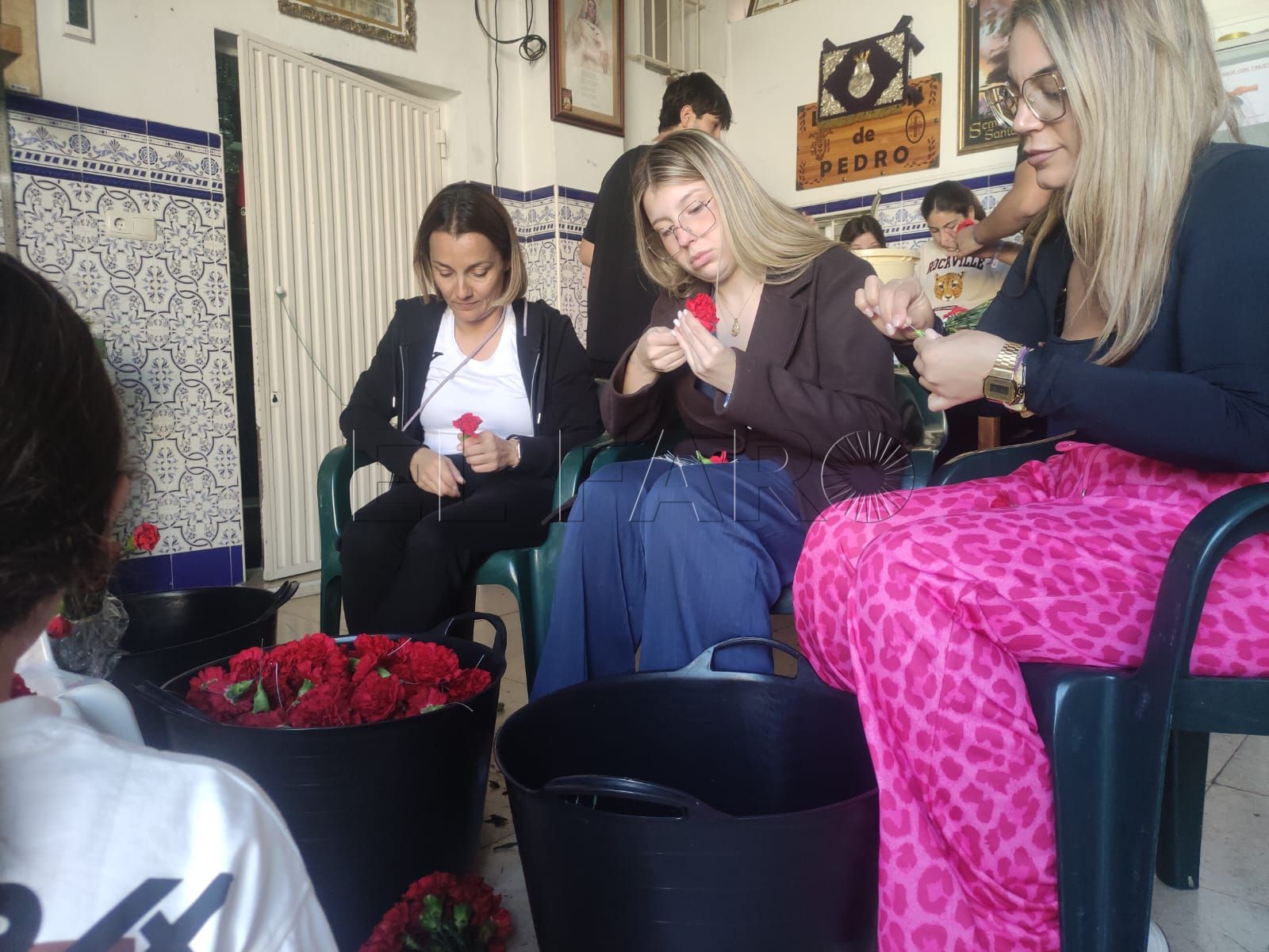 El grupo joven del Cautivo prepara su “Miércoles de las flores” entre claveles y devoción