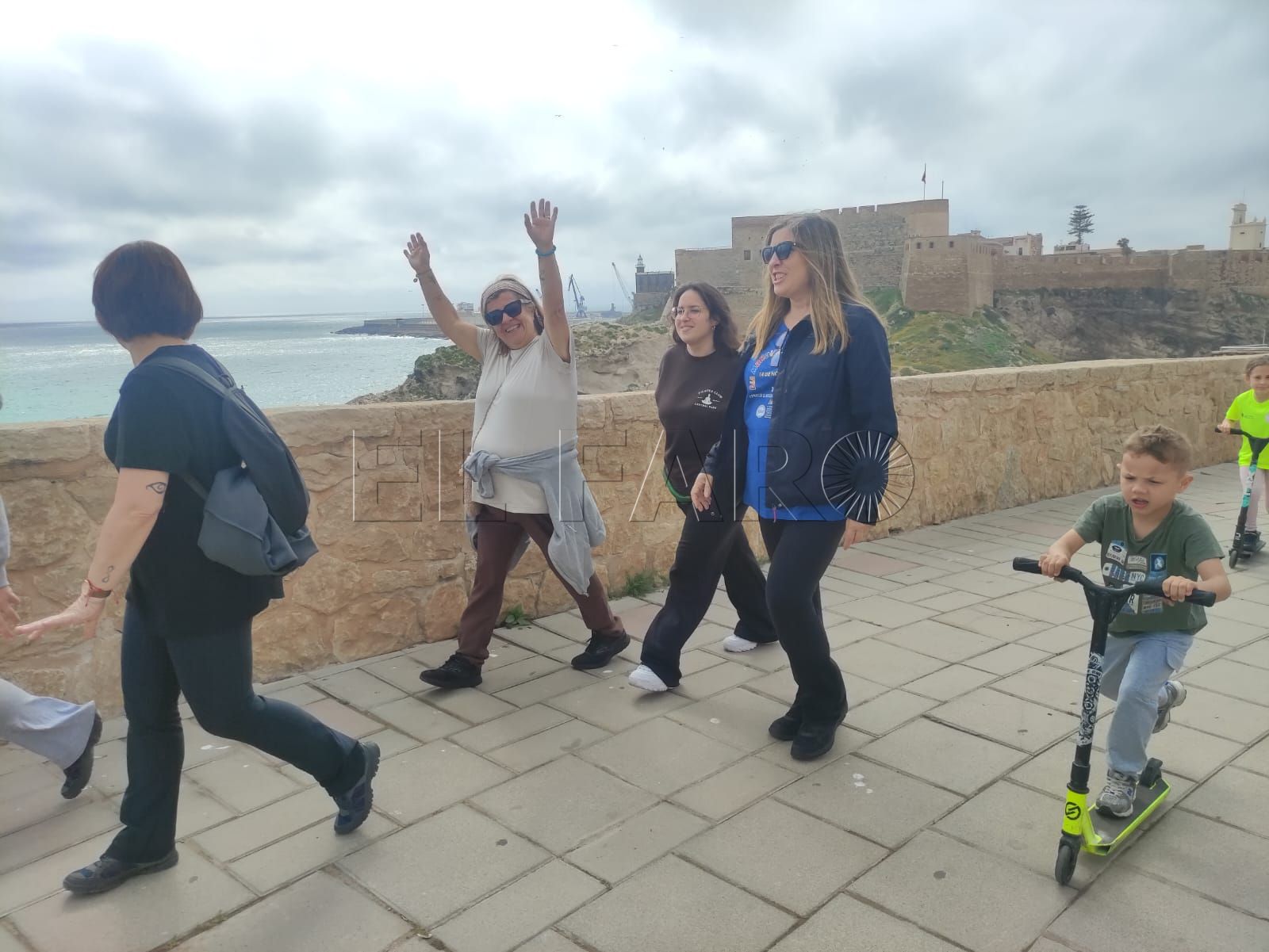 Trabajadores, familias y usuarios de Adimel realizando la Caminata por la Salud este domingo. -AGC-