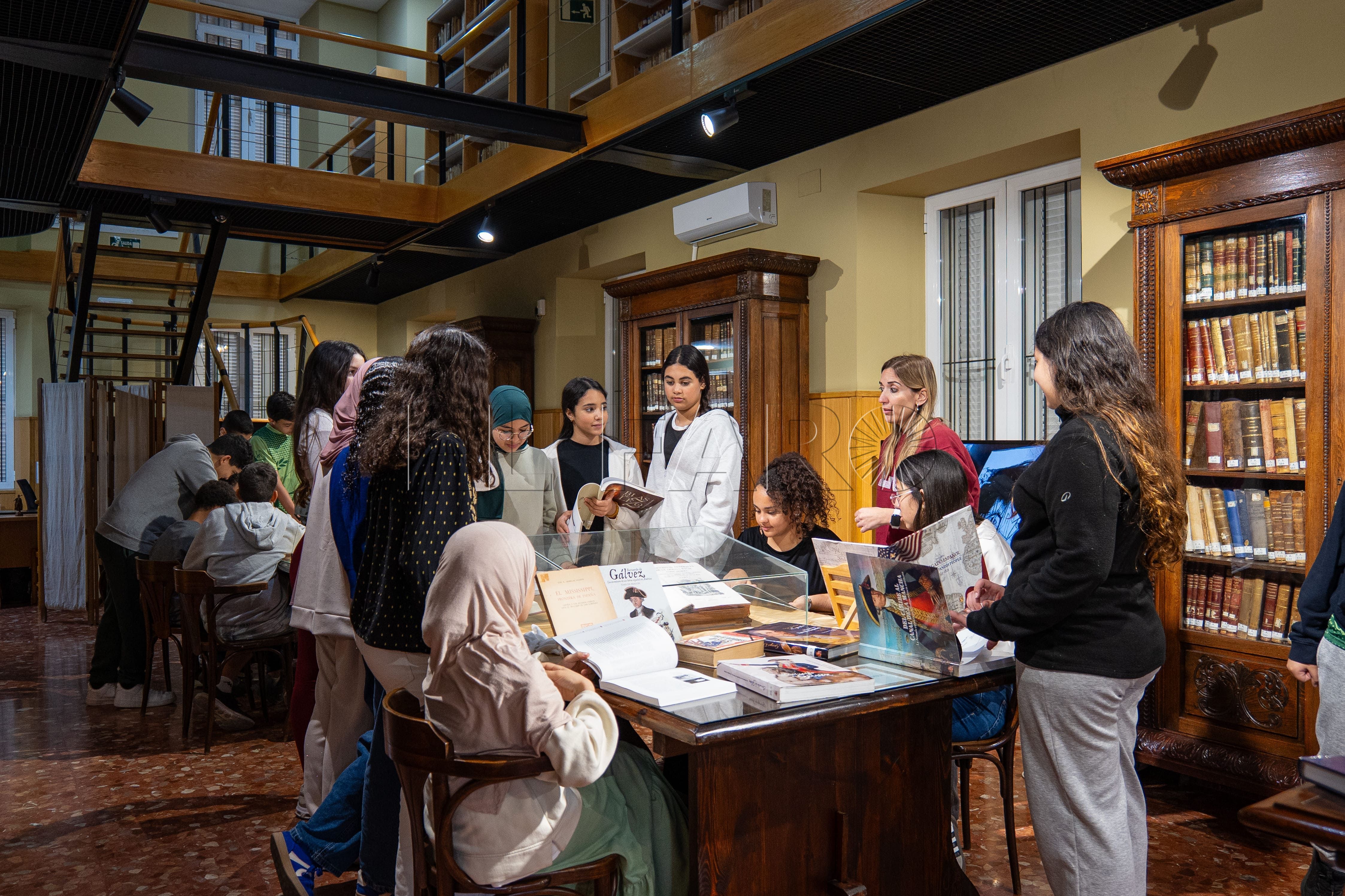 Alumnos y alumnas de Primero de ESO del IES Leopoldo Queipo en la Biblioteca Militar de Melilla. -Gael Portillo-