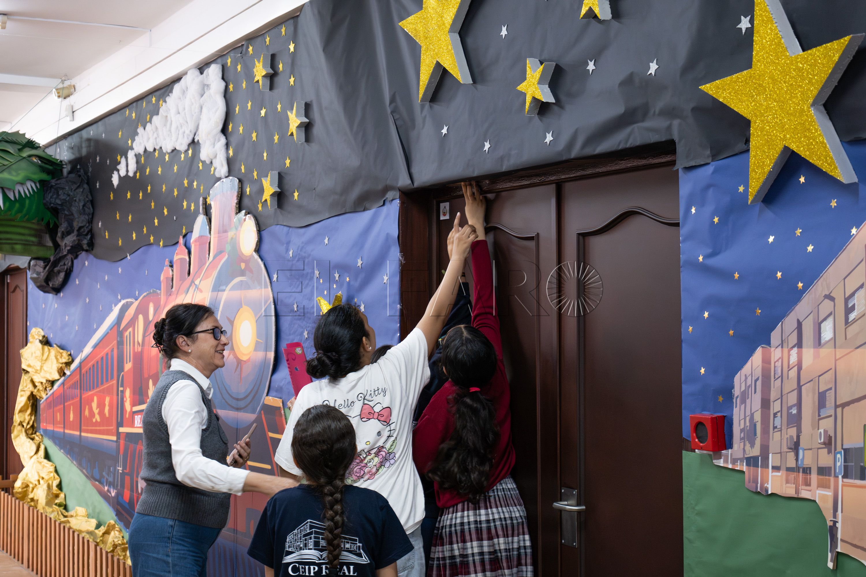 Búsqueda de los Golden Ticket por el pasillo. -Gael Portillo-