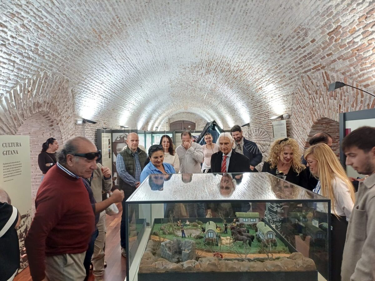 Una visita para conocer la historia y cultura del pueblo gitano en Melilla