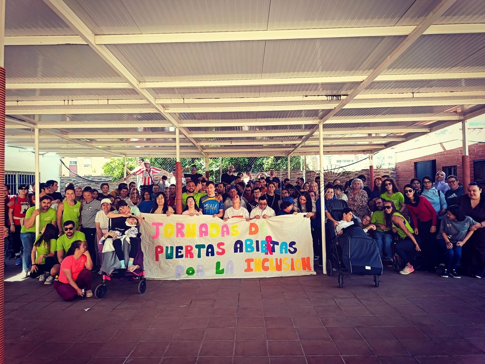 Foto de familia en el CEE Reina Sofía.