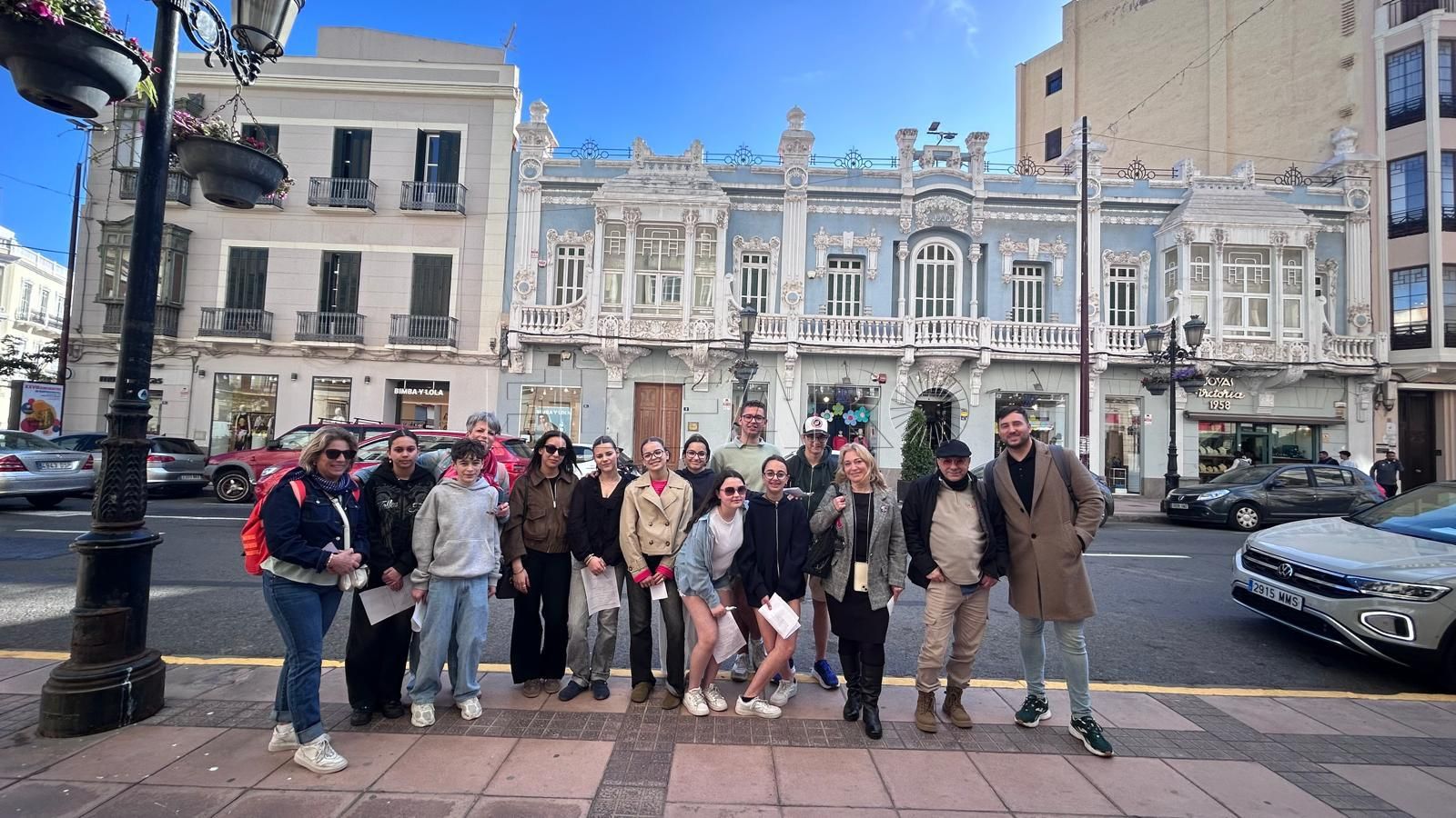 Los alumnos de intercambio en la ruta modernista con Juanjo Florensa.