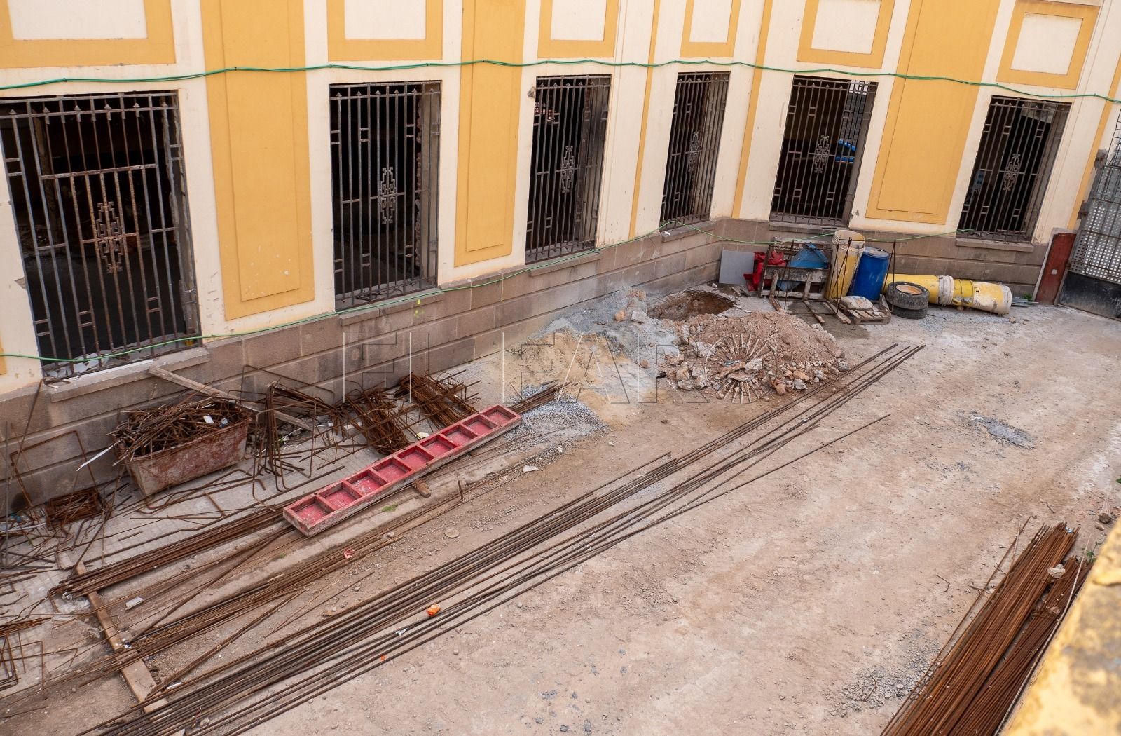 La empresa adjudicataria niega la paralización de las obras de Correos.