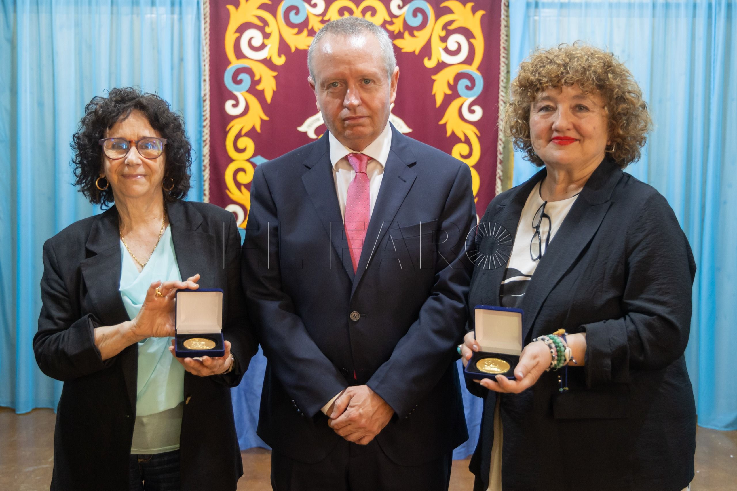 Paloma Fernández Gomá y Ana Julia Martínez Fariña reciben la Medalla de San Isidoro de Sevilla.