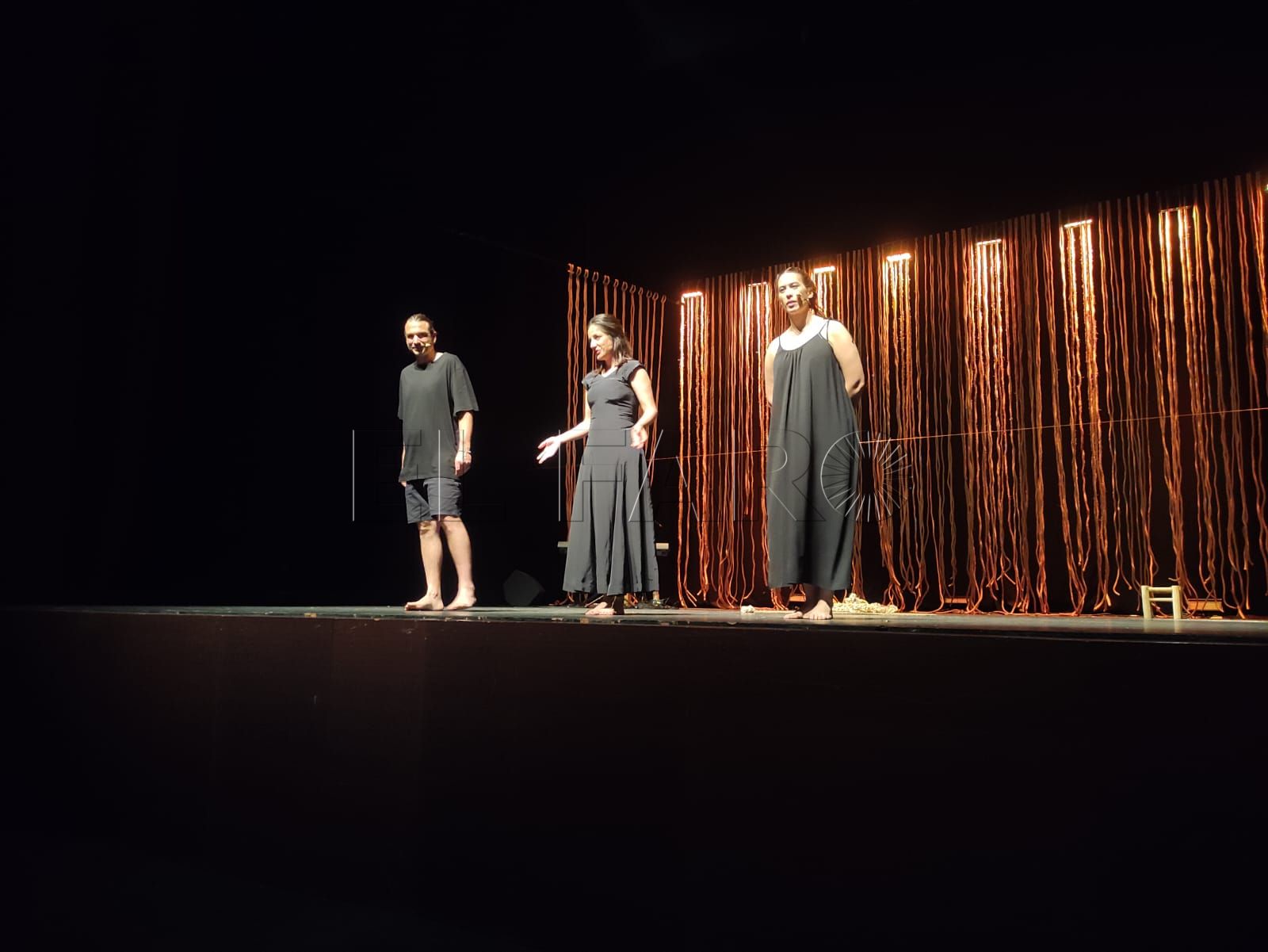 Antonio de la Pura, May Melero y Lola Padial sobre el escenario del Teatro Kursaal Fernando Arrabal al incio del ciclo de teatro de Vidriera Producciones. -AGC-