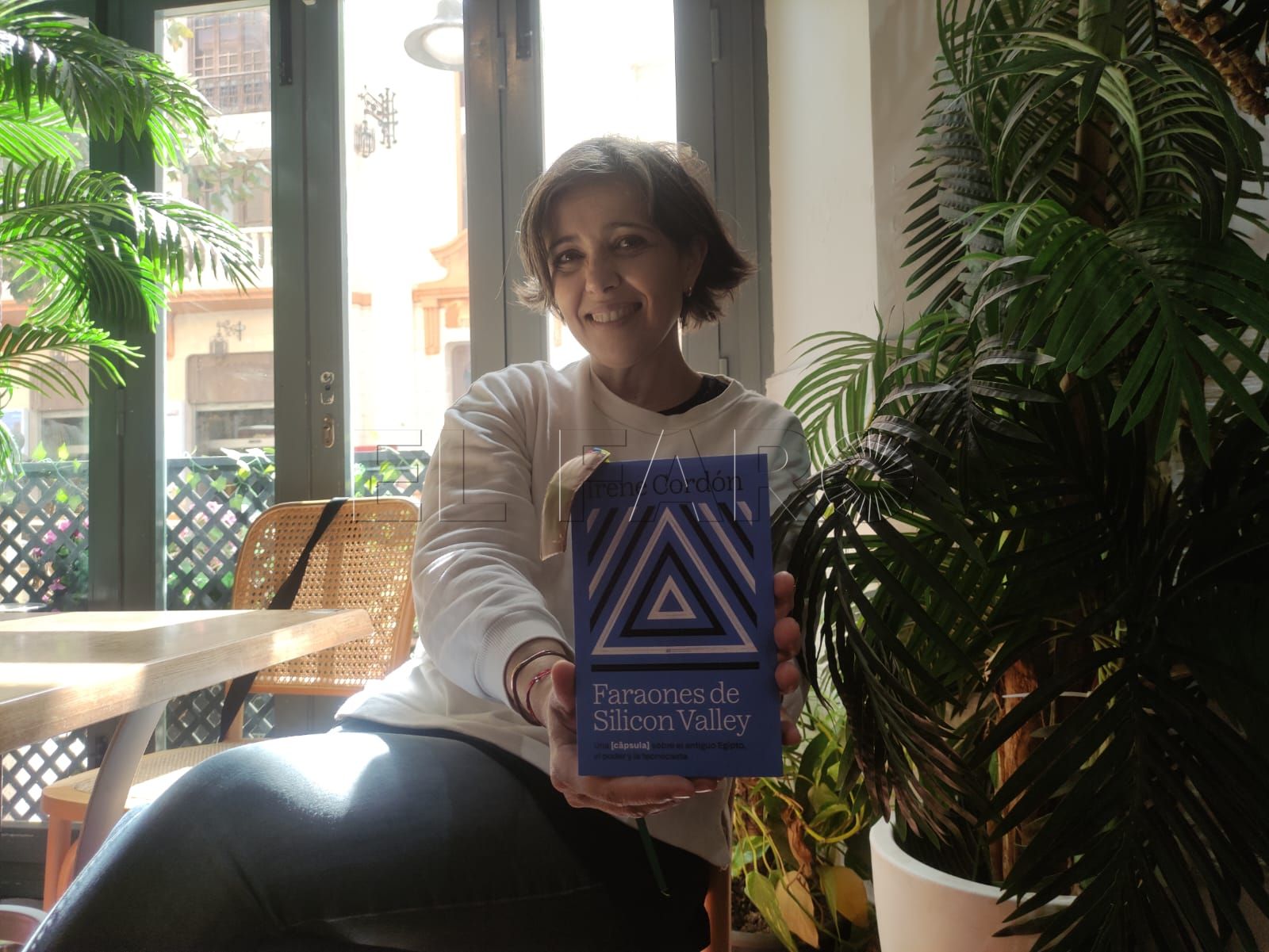 Irene Cordón y su ensayo 'Faraones de Silicon Valley'. -AGC-