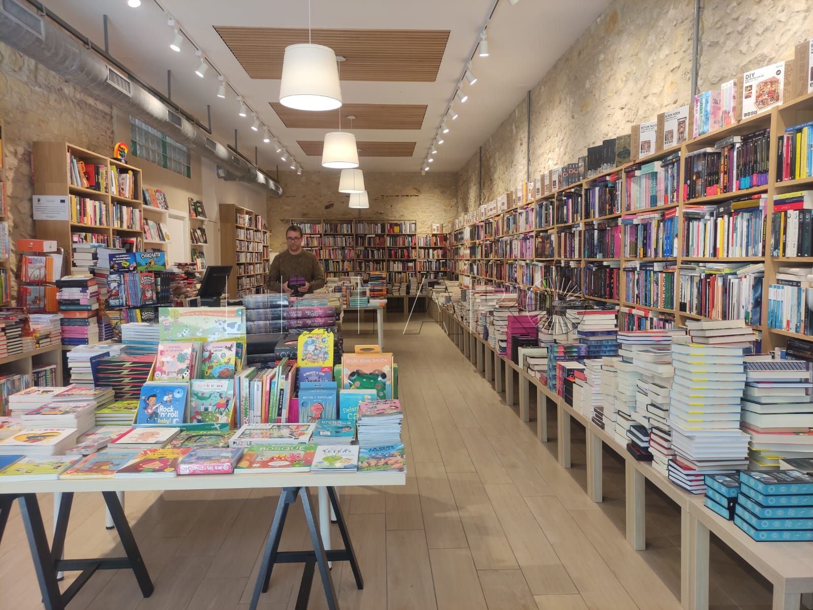 Fran Álvarez, propietario de La Librería, trabajando en su comercio. -AGC-