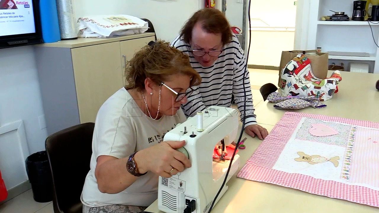 Dos participantes del curso de manualidades, costura creativa. -JCF-