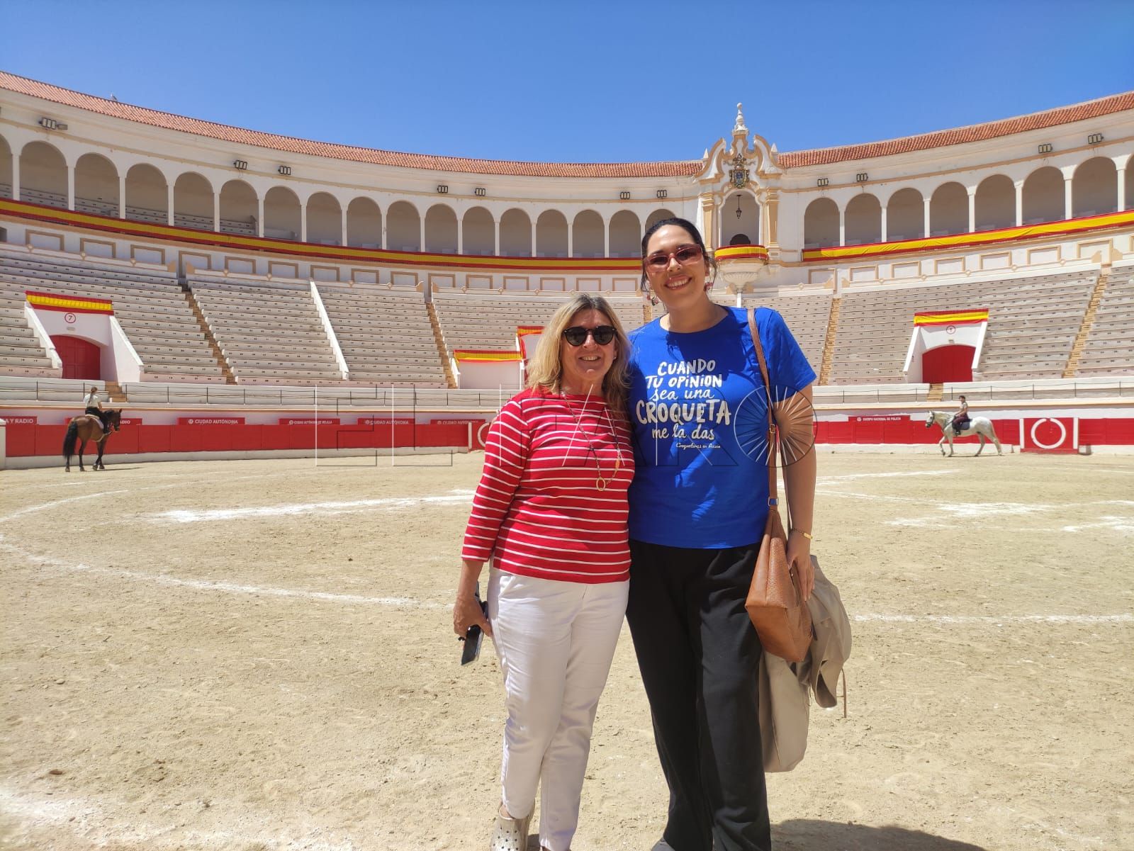 De izquierda a derecha: Francis Serón -productora- y Ceres Machado -directora- durante el ensayo del domingo en la Plaza de Toros. -AGC-